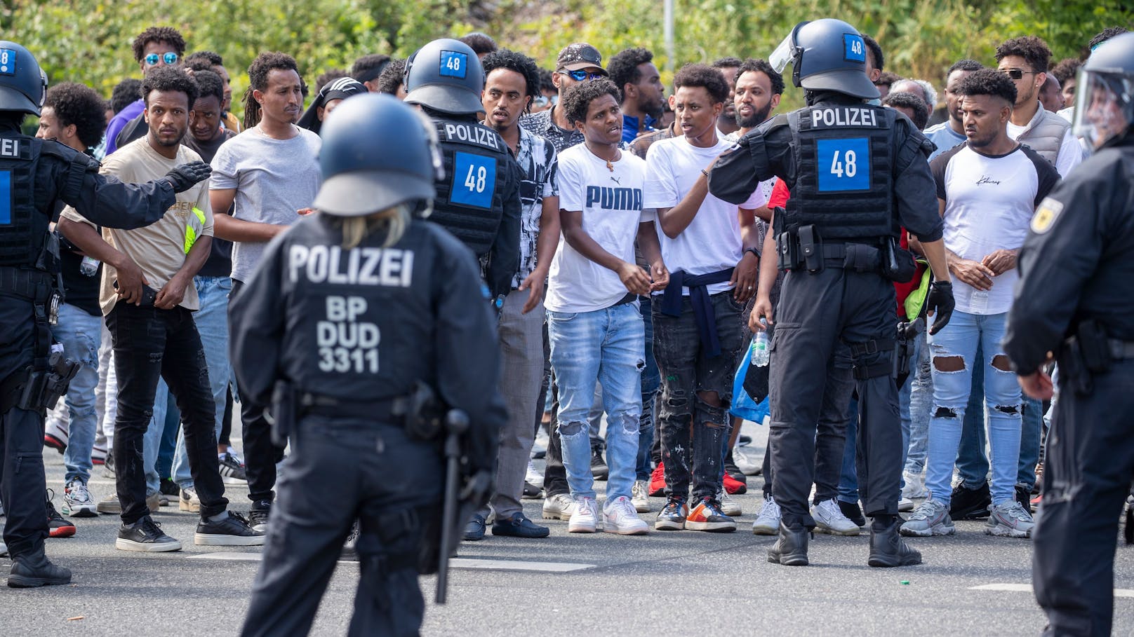 Mindestens 26 Polizisten wurden verletzt, mindestens 60 Menschen wurden in Gewahrsam genommen.