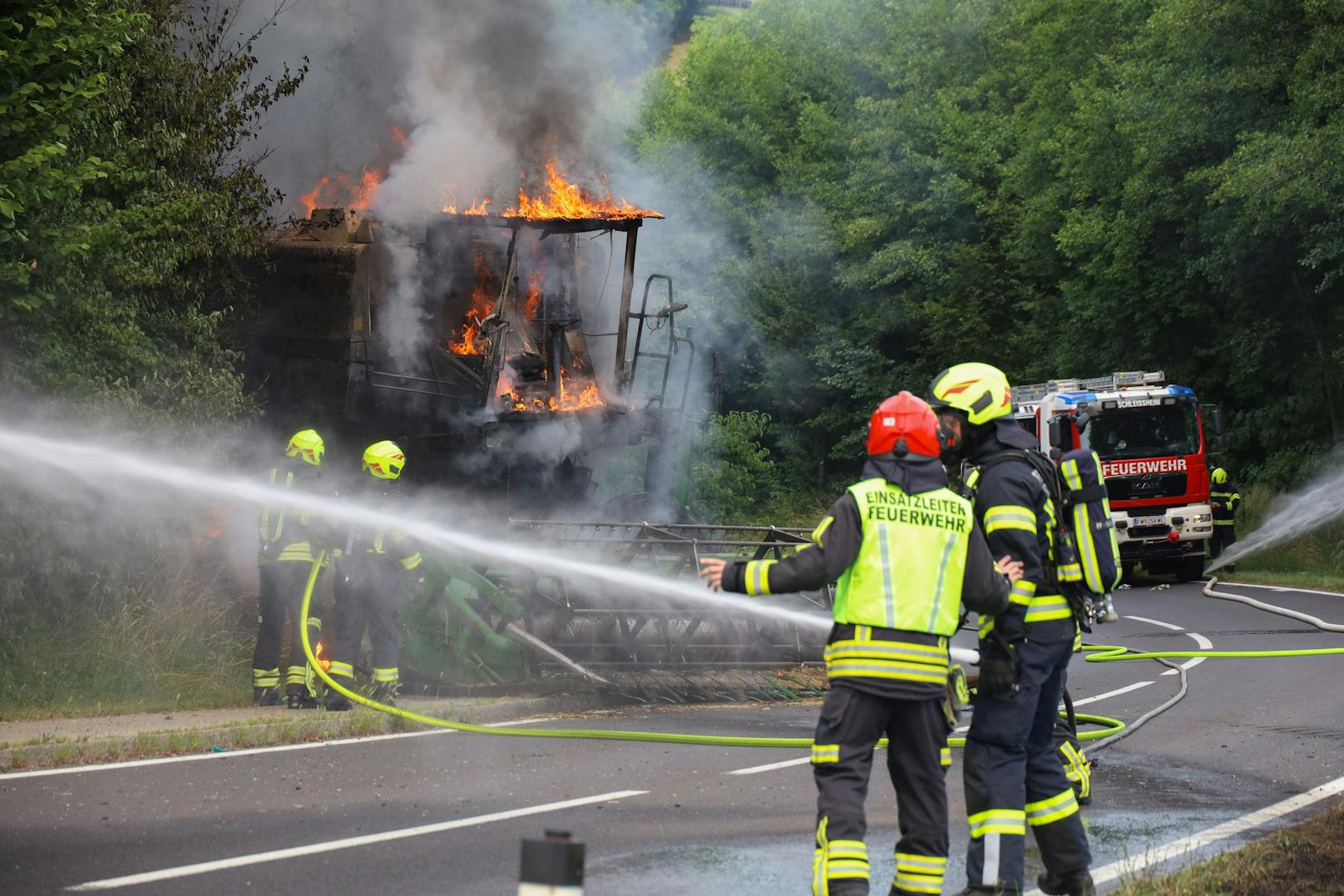 Wurde ein Raub der Flammen: ein Mähdrescher in Schleißheim (Bez. Wels-Land).