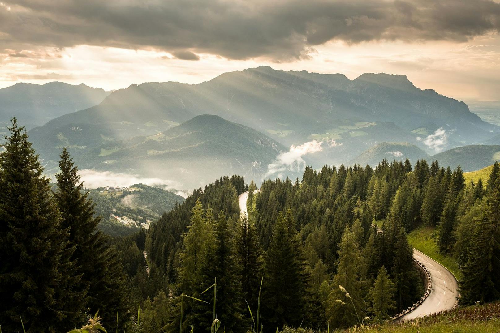 Sie Roßfeldstraße windet sich in Höhen bis 1.560 Meter.