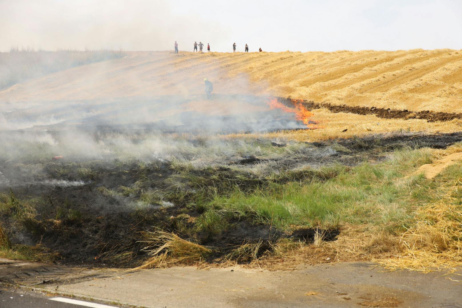 Das Feld, auf dem der Landwirt gearbeitet hatte, begann ebenfalls zu brennen.