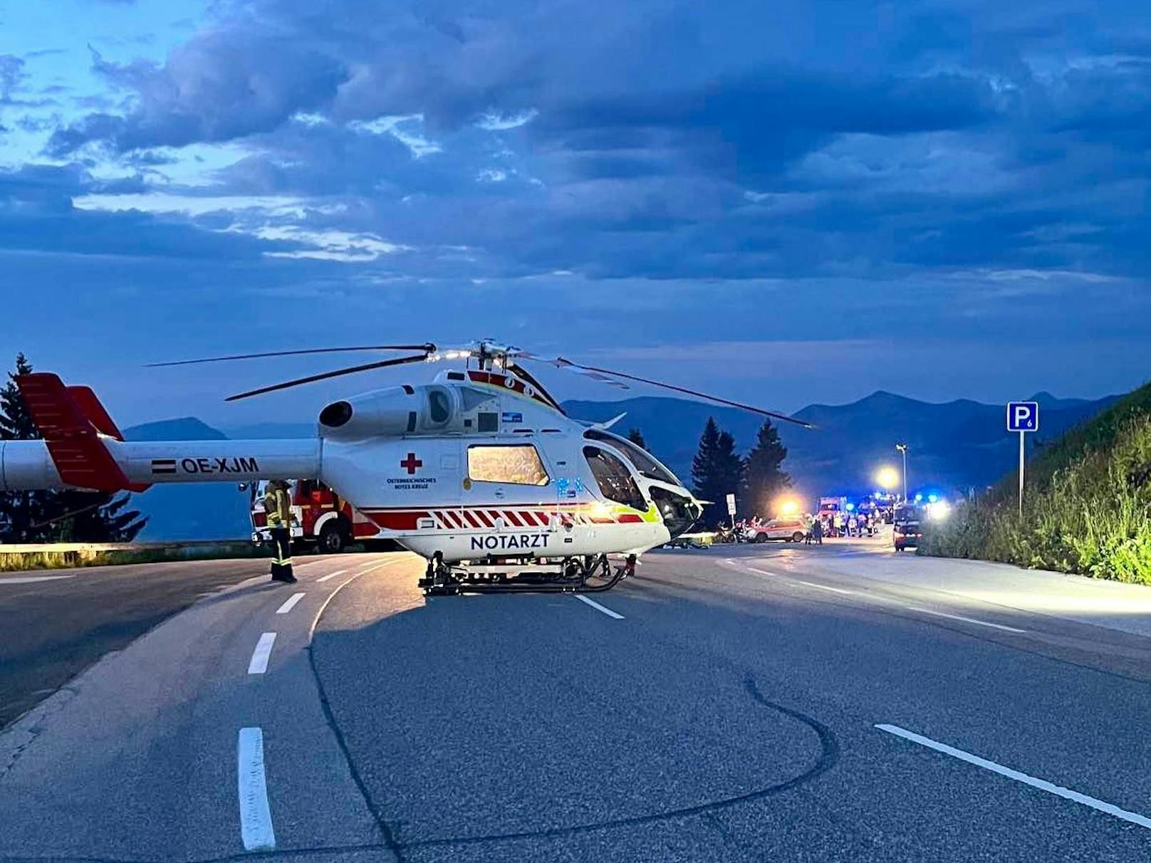 Hubschrauber brachten die Unfallopfer ins Krankenhaus.