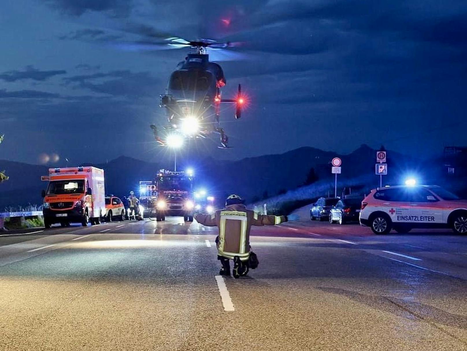 Ein junger Mann verlor in Bayern sein Leben, drei weitere Personen wurden schwer verletzt.