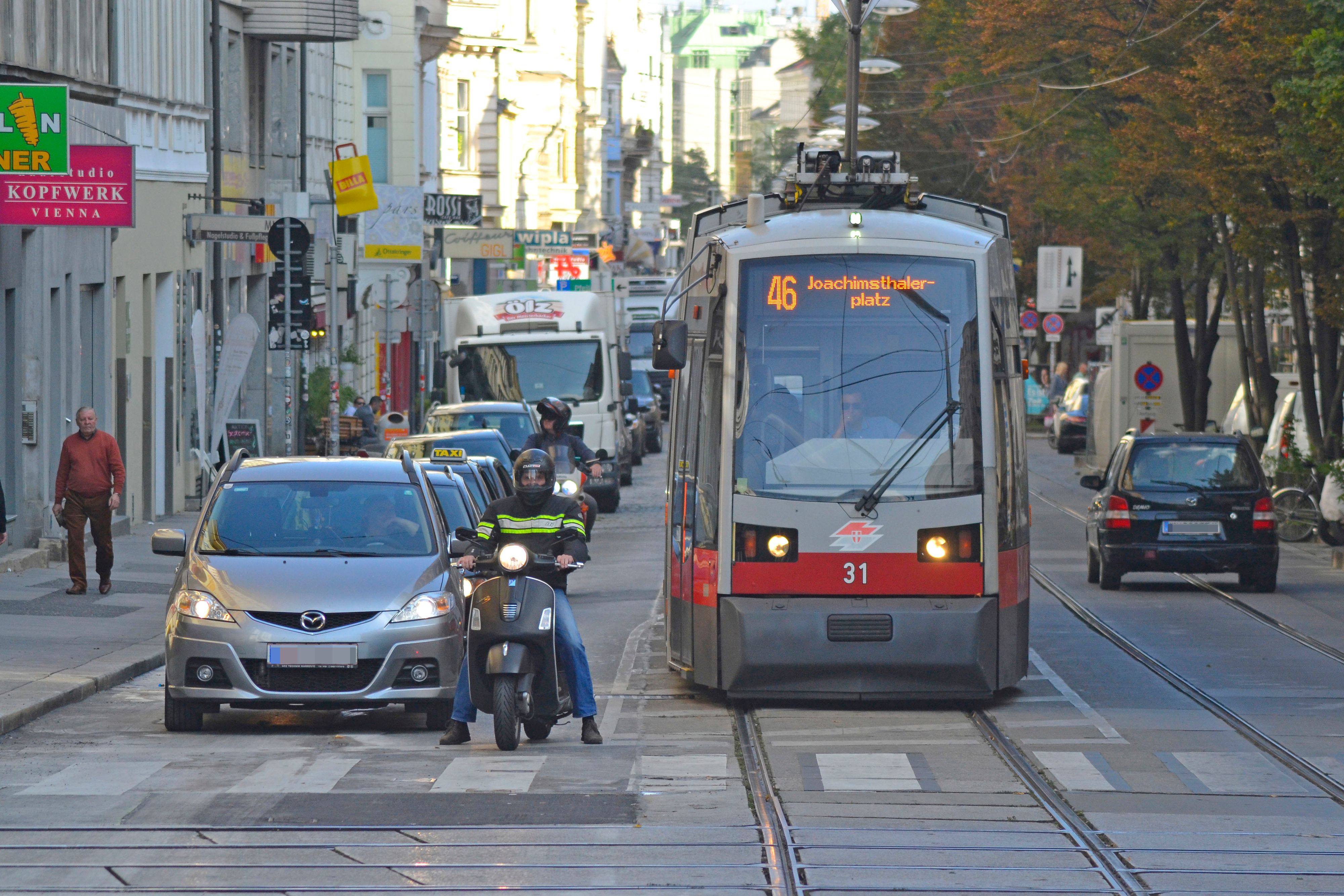 Download von www.picturedesk.com am 10.07.2023 (09:11).  Die Wiener Lerchenfelder Straße, Grenze zwischen dem siebtem und achtem Wiener Gemeindebezirk, Wien, 1070, 1080, 7. Bezirk, 8. Bezirk, Österreich, Einkaufsstraße - 20170929_PD2114 - Rechteinfo: Rights Managed (RM)
