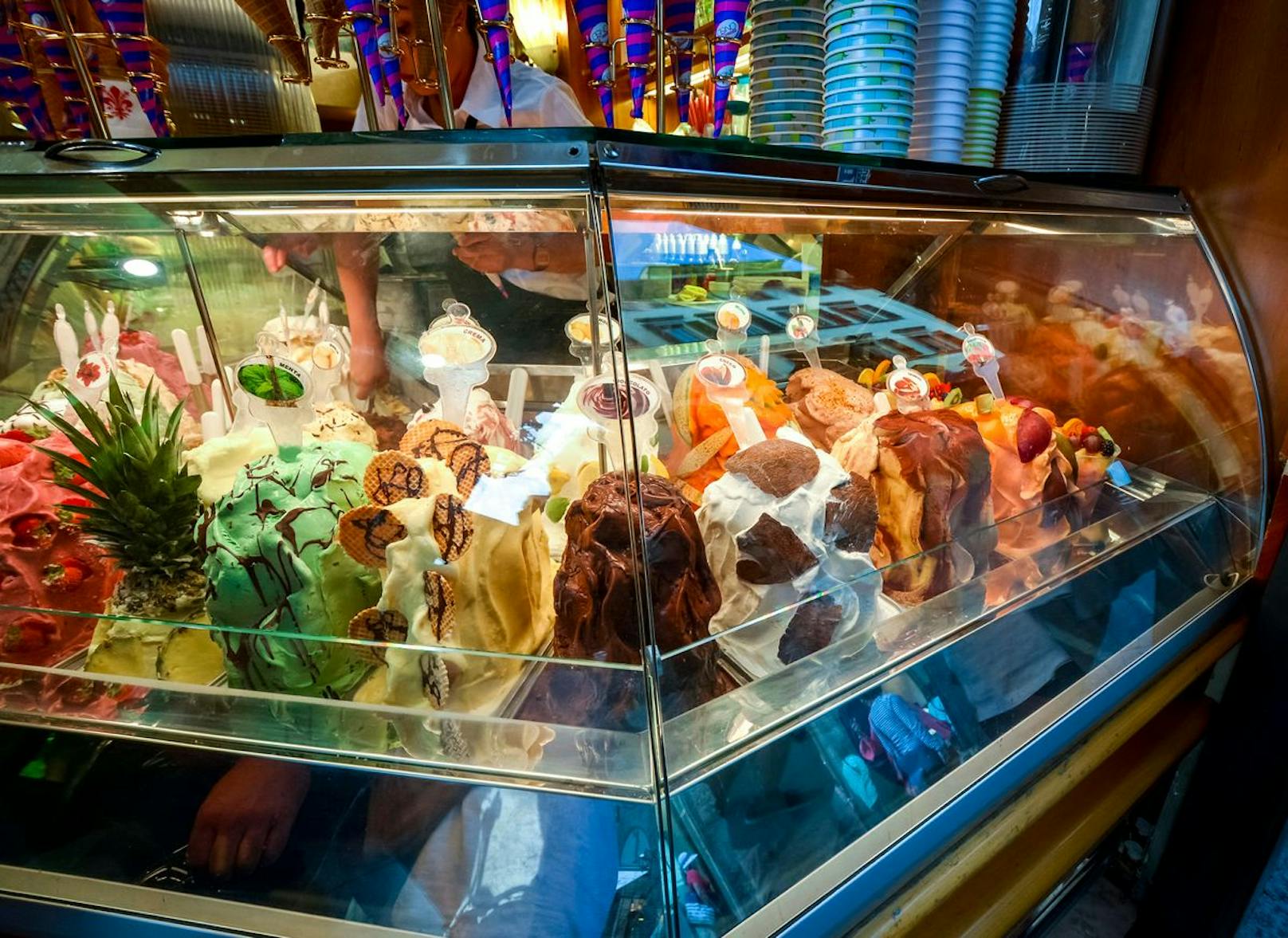 Reihen von buntem Eis-Türmen in einer Gelateria in Florenz, Italien.