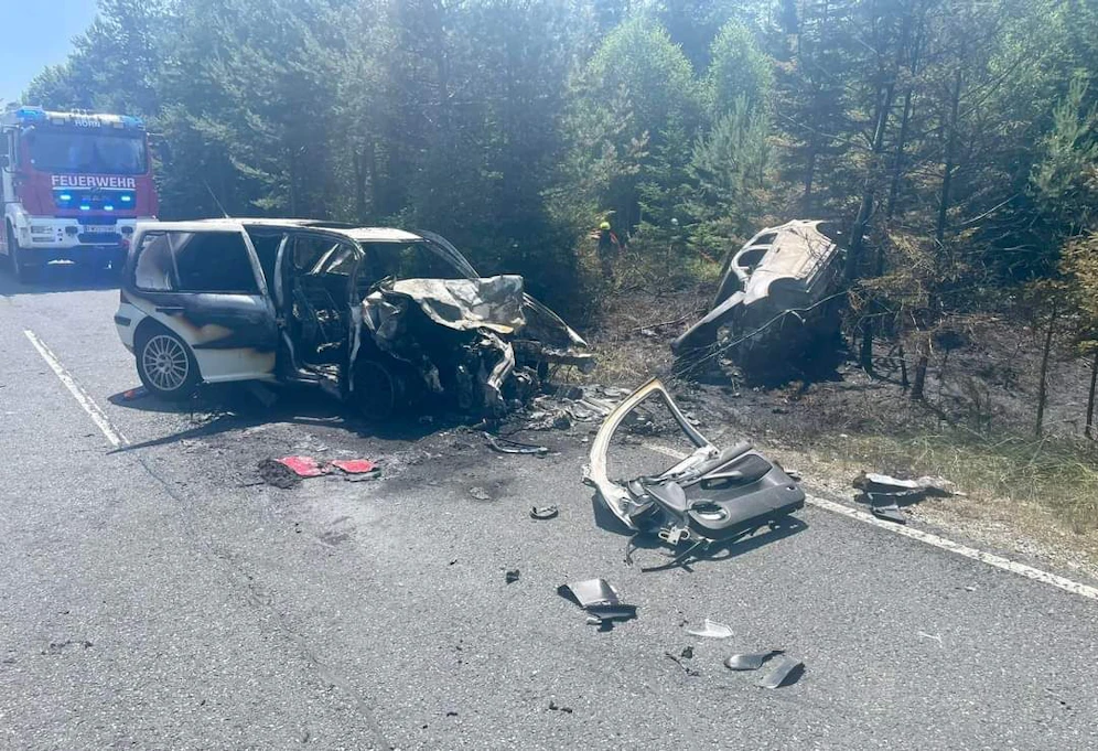 Zwei Autos gingen nach Unfall in Flammen auf.