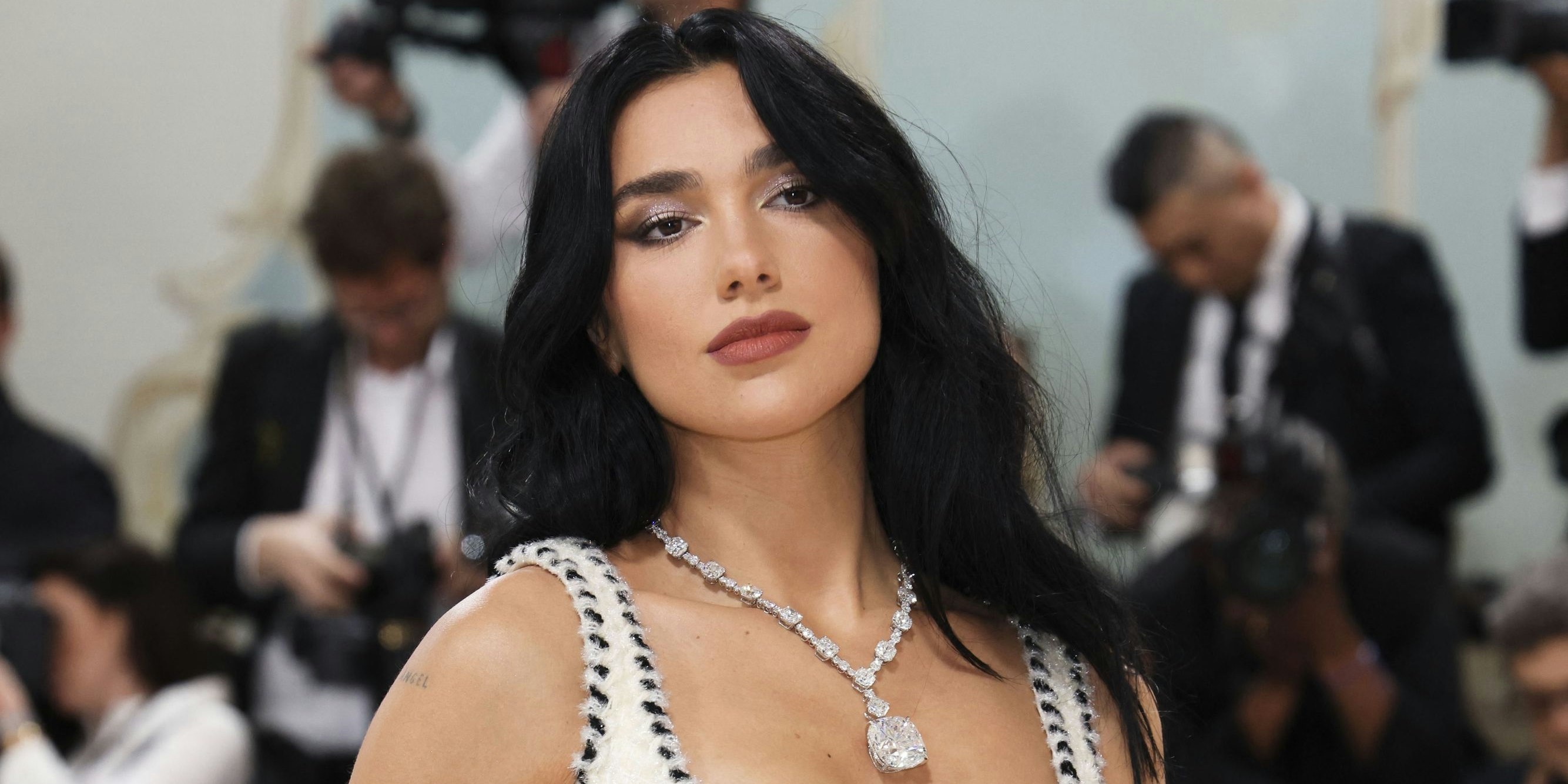 Dua Lipa zeigt auf der "Barbie"-Premiere (fast) alles.