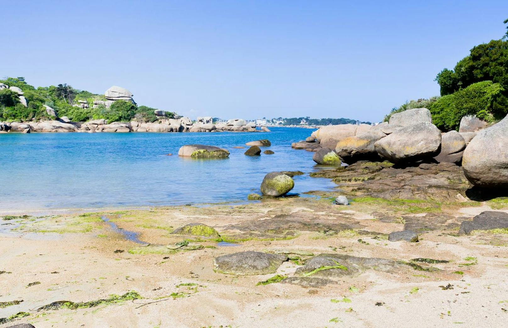 Maximal 4.700 Personen dürfen die Insel Île de Bréhat wochentags besuchen. Am Wochenende gilt diese Beschränkung nicht.