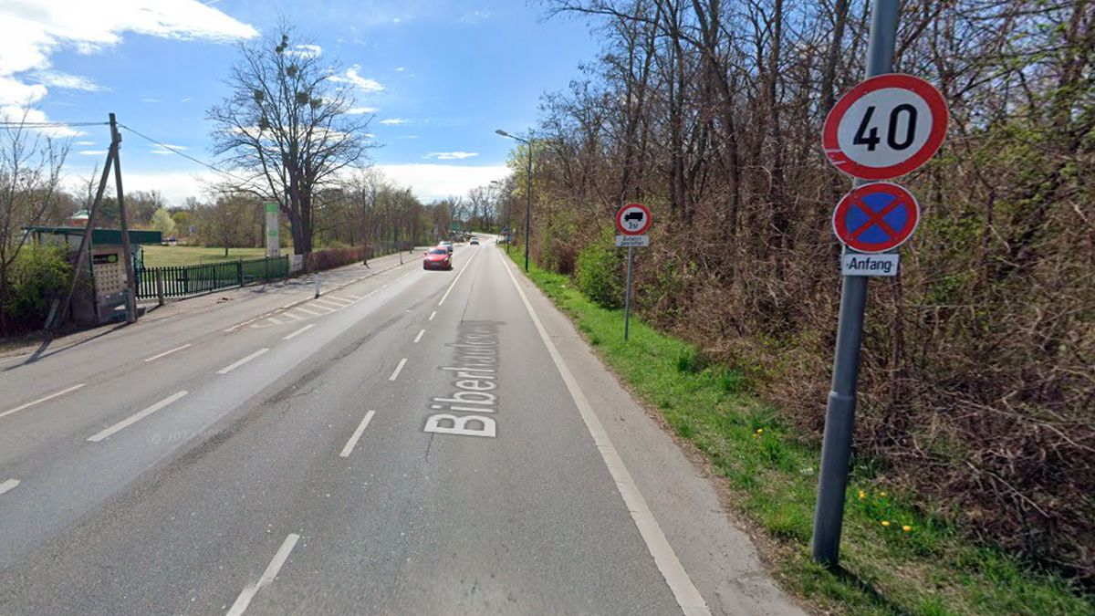 Blick in den Biberhaufenweg Fahrtrichtung Raffineriestraße in Wien-Donaustadt.