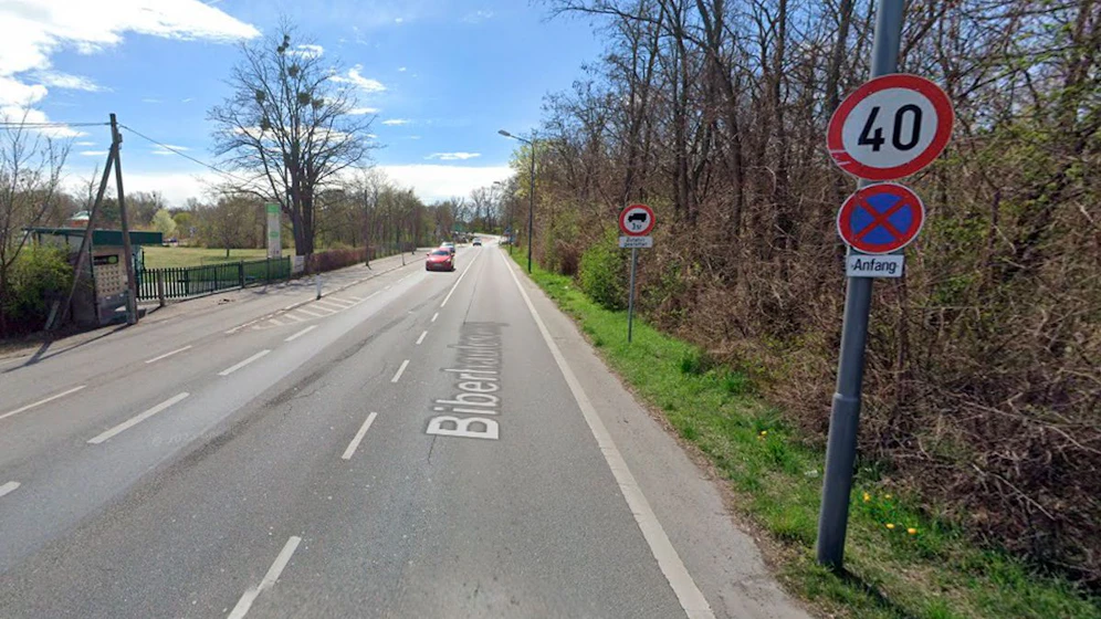 Blick in den Biberhaufenweg Fahrtrichtung Raffineriestraße in Wien-Donaustadt