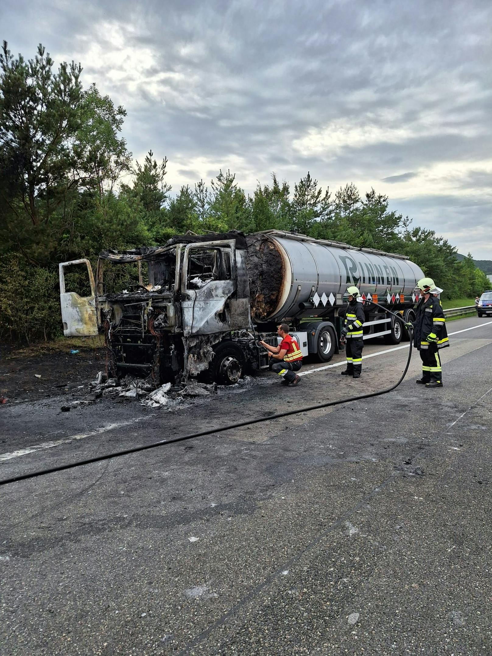 Sperre nach Inferno! Tanklastwagen in Vollbrand auf A21