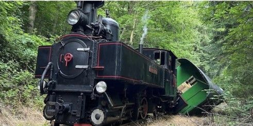 In Anger entgleiste am Sonntag eine Museumsbahn. Noch ist nicht geklärt, ob es auch Verletzte gab.&nbsp;