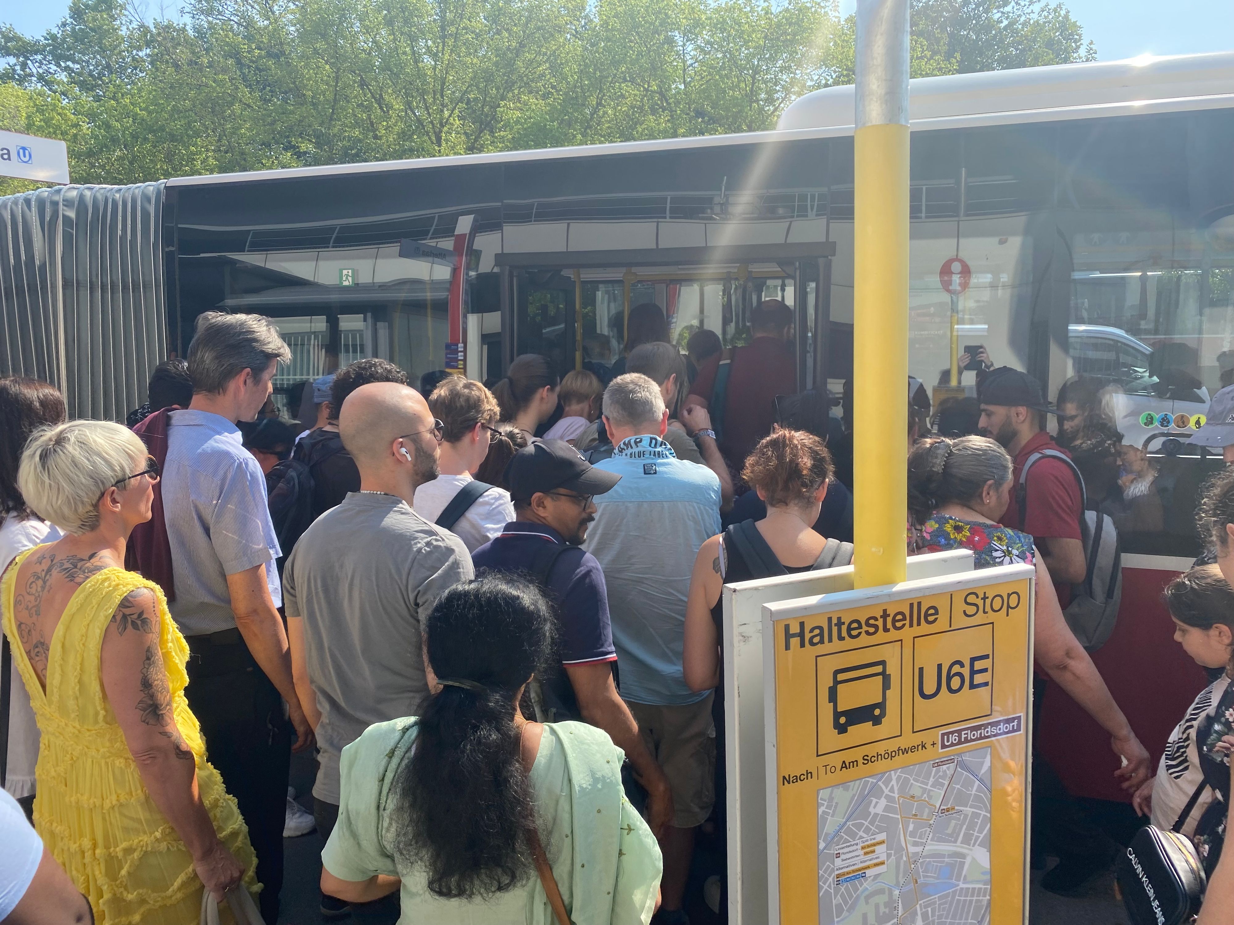 Zwischen den Stationen Alterlaa und Am Schöpfwerk fahren Ersatzbusse. Viel Geduld ist nötig.