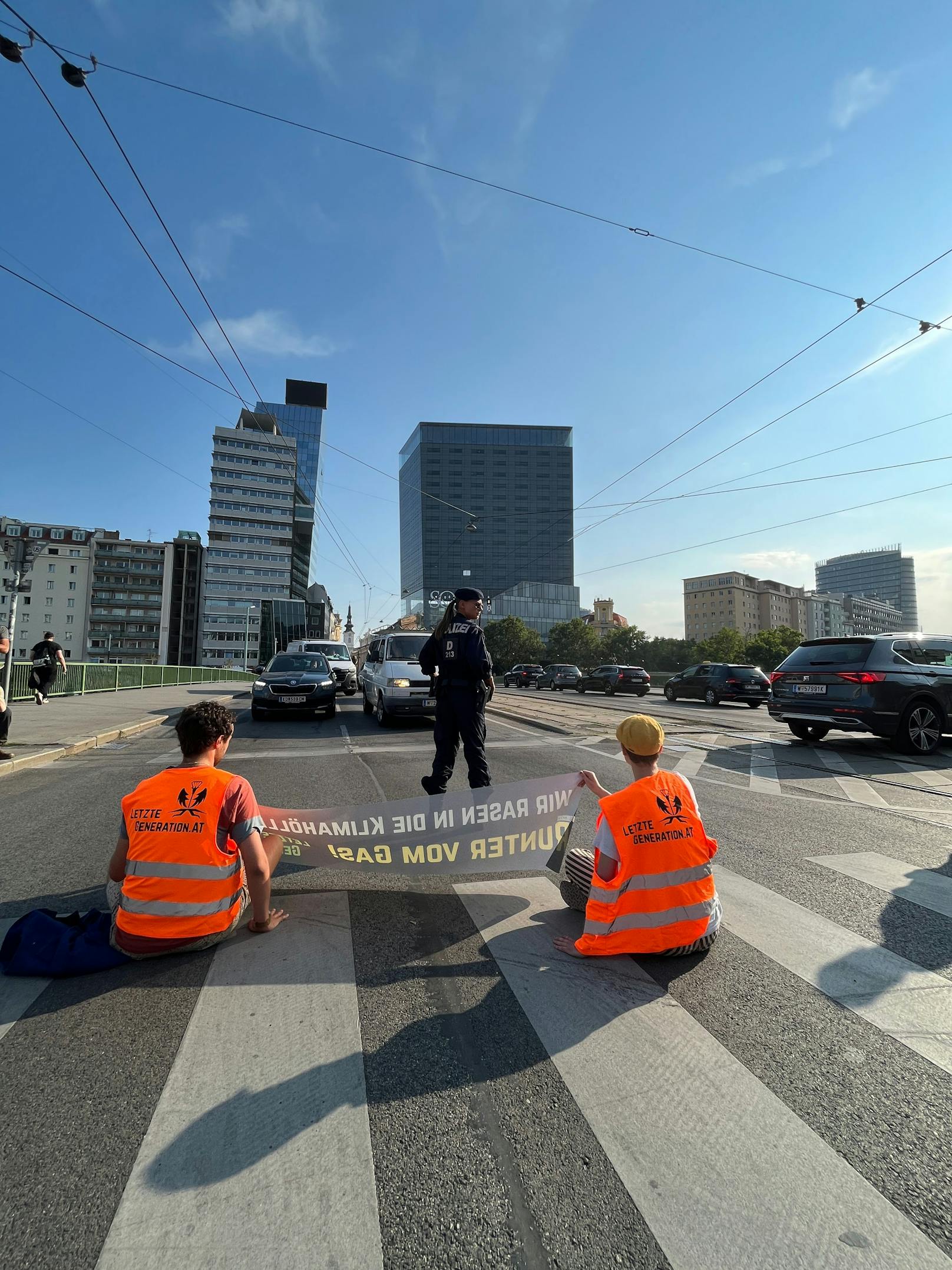 10. Juli 2023, Wien: Klima-Kleber der Letzten Generation haben den Morgenverkehr am Schwedenplatz ausgebremst.