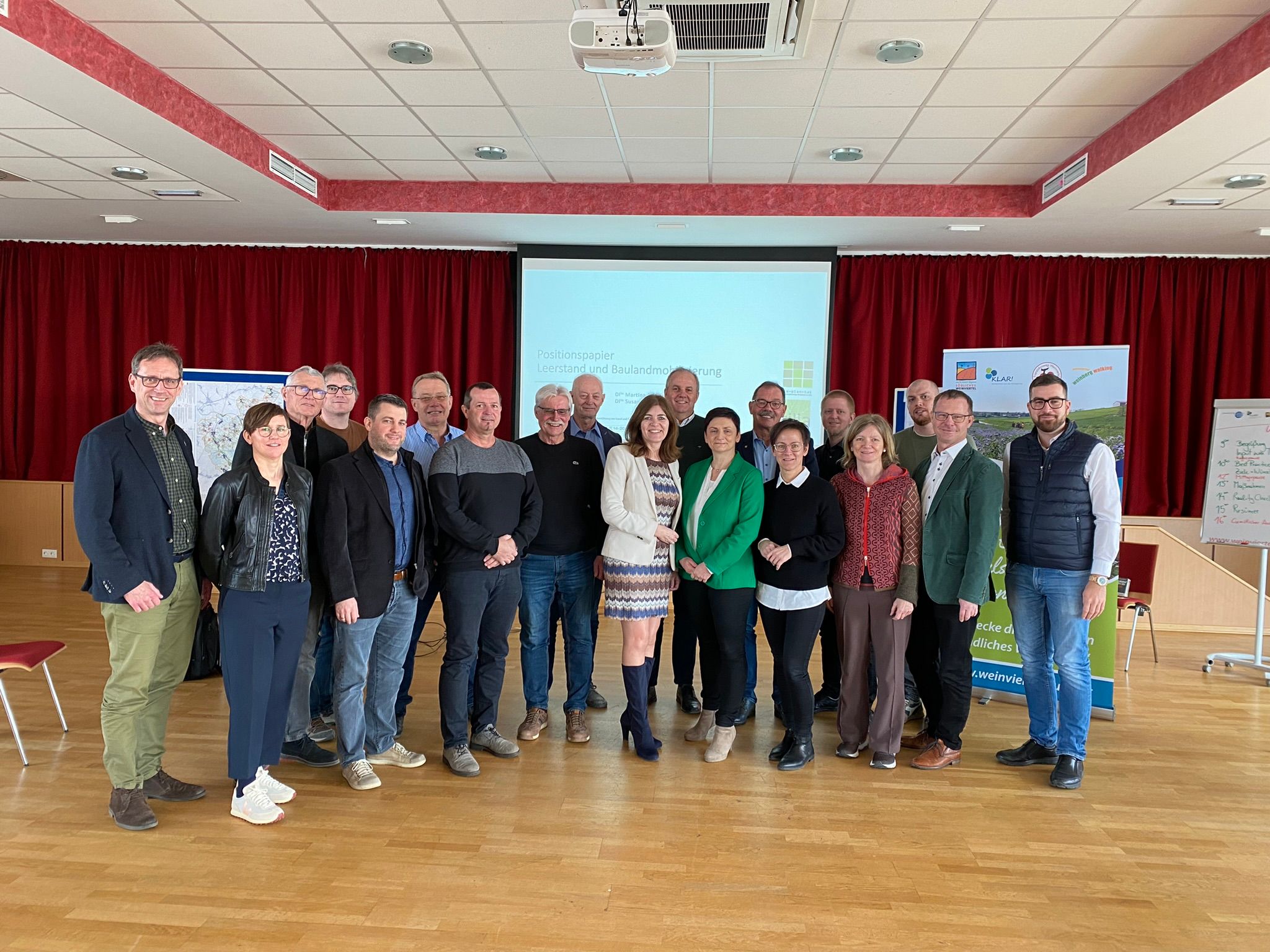 Der Vereinsmitglieder vor dem Positionspapier zu Leerbestand und Baulandmobilisierung