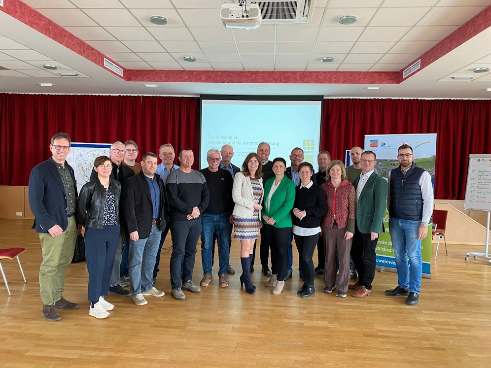 Der Vereinsmitglieder vor dem Positionspapier zu Leerbestand und Baulandmobilisierung