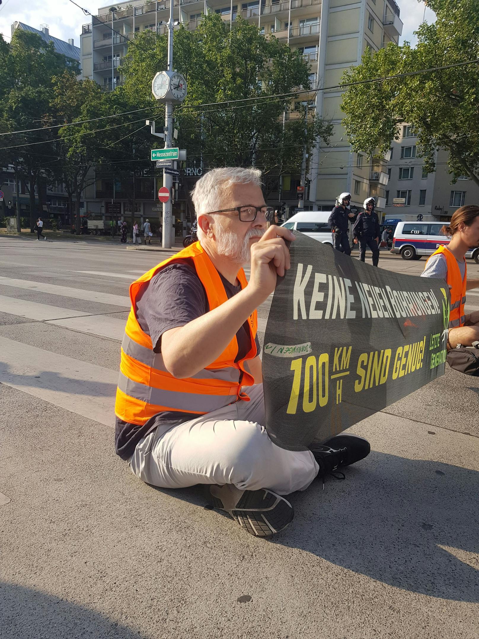 10. Juli 2023, Wien: Klima-Kleber der Letzten Generation haben den Morgenverkehr am Schwedenplatz ausgebremst.