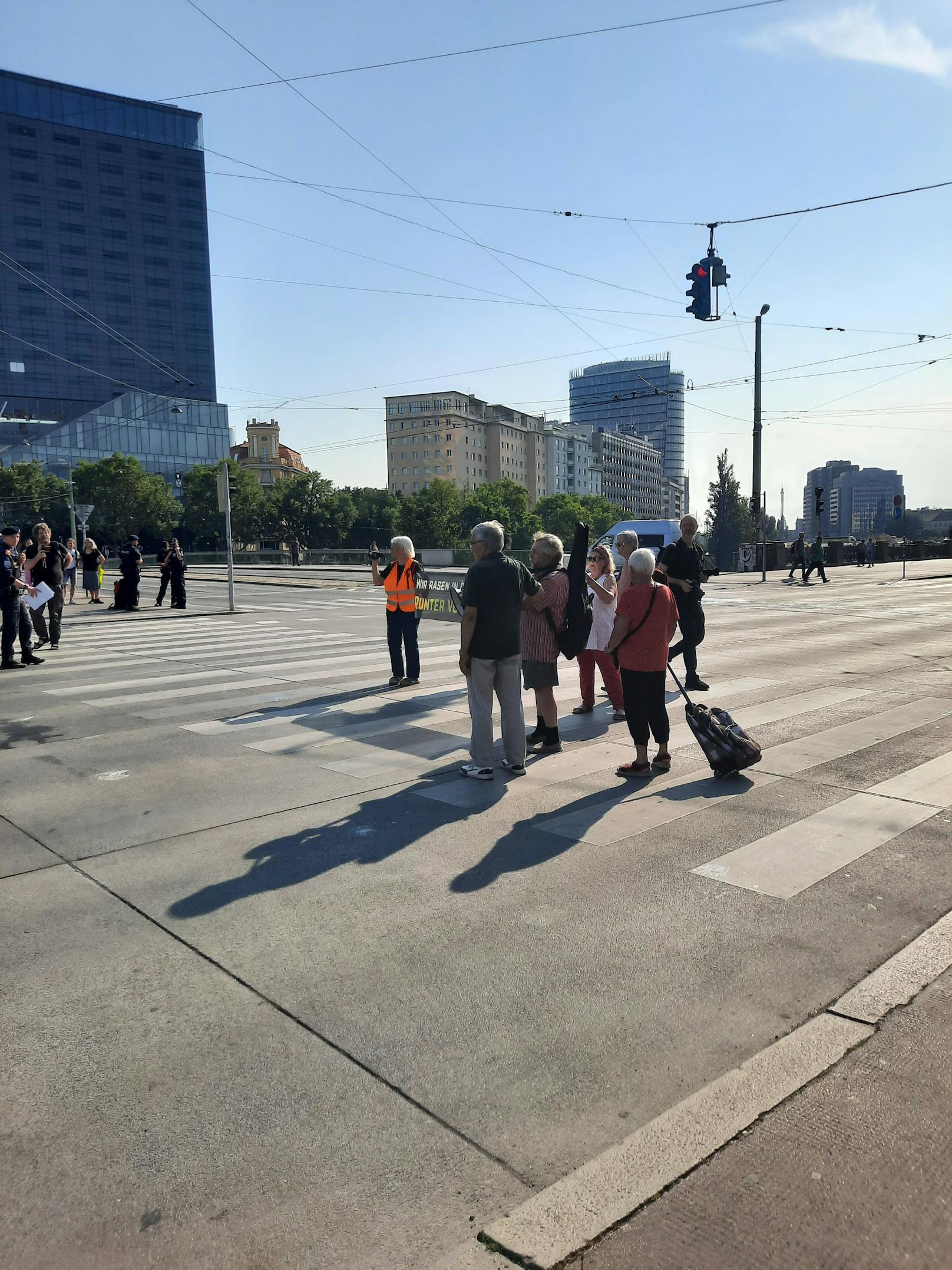 10. Juli 2023, Wien: Klima-Kleber der Letzten Generation haben den Morgenverkehr am Schwedenplatz ausgebremst.