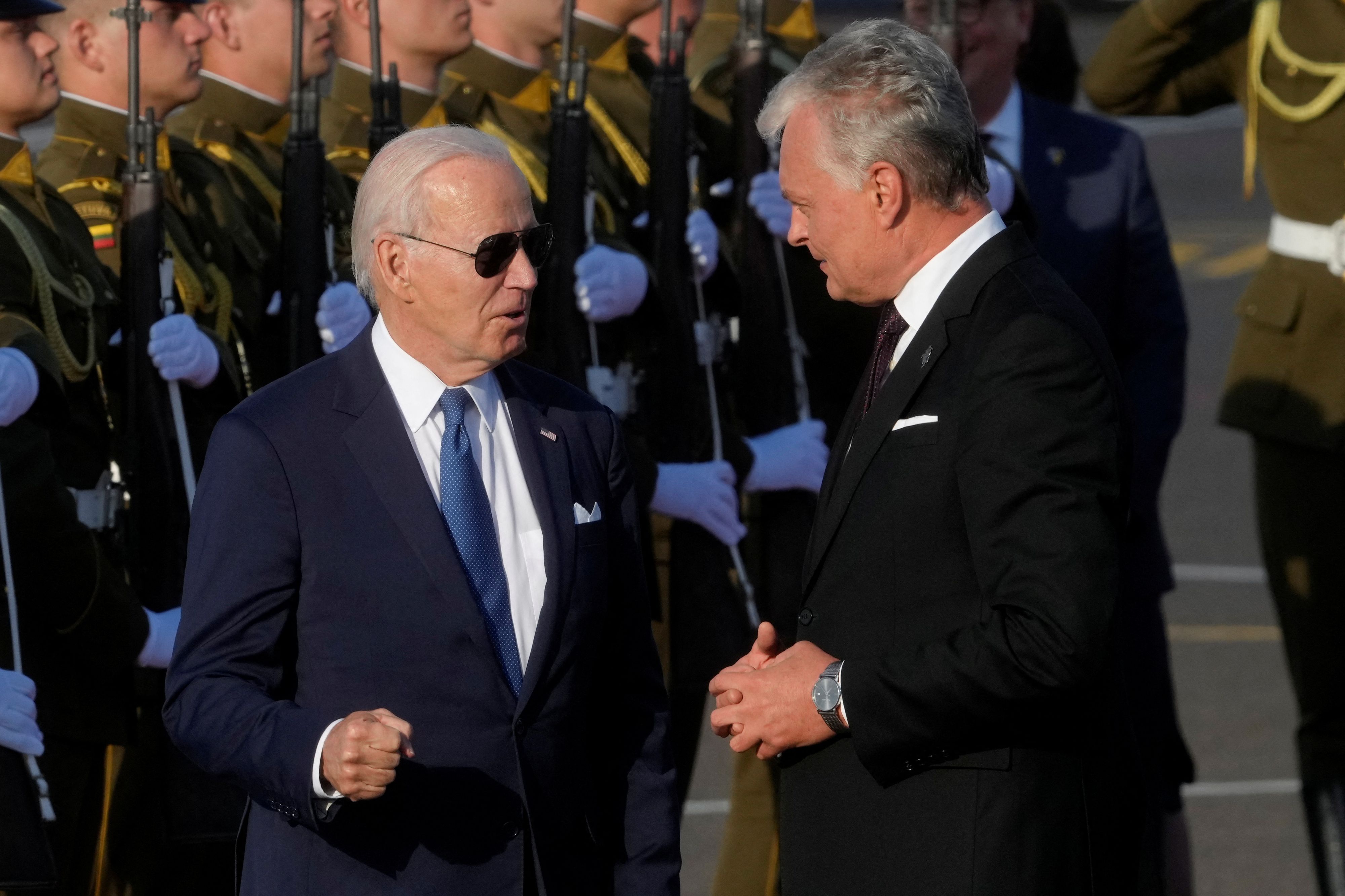 Der litauische Präsident Gitanas Nauseda begrüßt US-Präsident Joe Biden bei seiner Ankunft am Flughafen Vilnius am Vorabend eines NATO-Gipfels der Staats- und Regierungschefs in Vilnius, Litauen, am 10. Juli 2023.