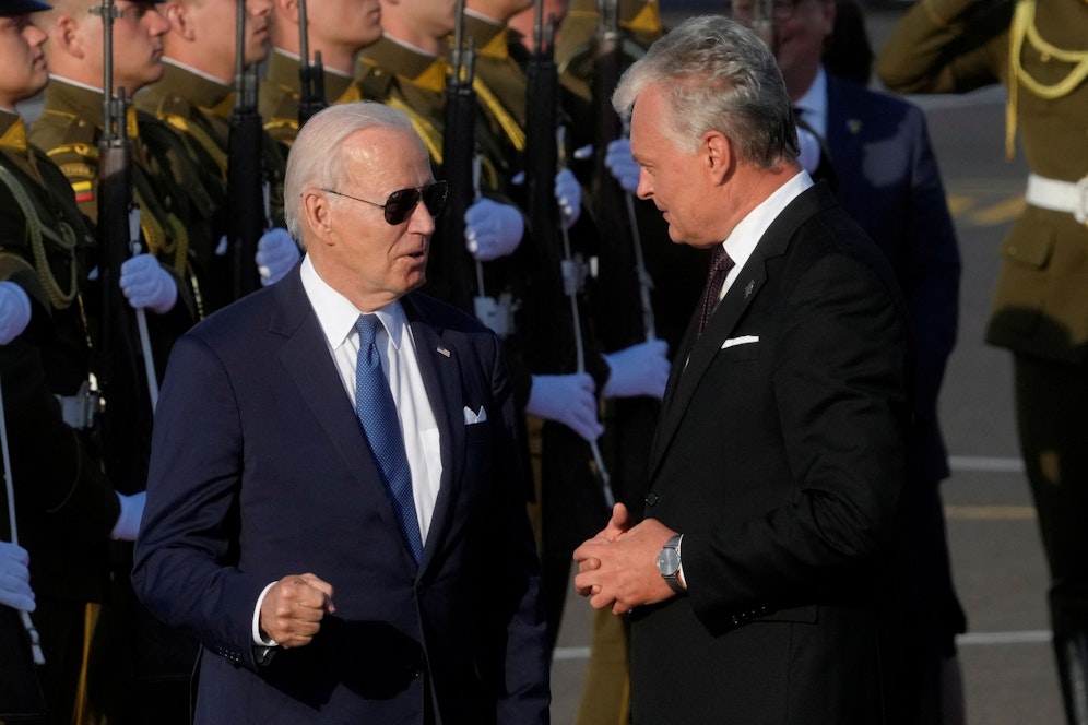 Der litauische Präsident Gitanas Nauseda begrüßt US-Präsident Joe Biden bei seiner Ankunft am Flughafen Vilnius am Vorabend eines NATO-Gipfels der Staats- und Regierungschefs in Vilnius, Litauen, am 10. Juli 2023.