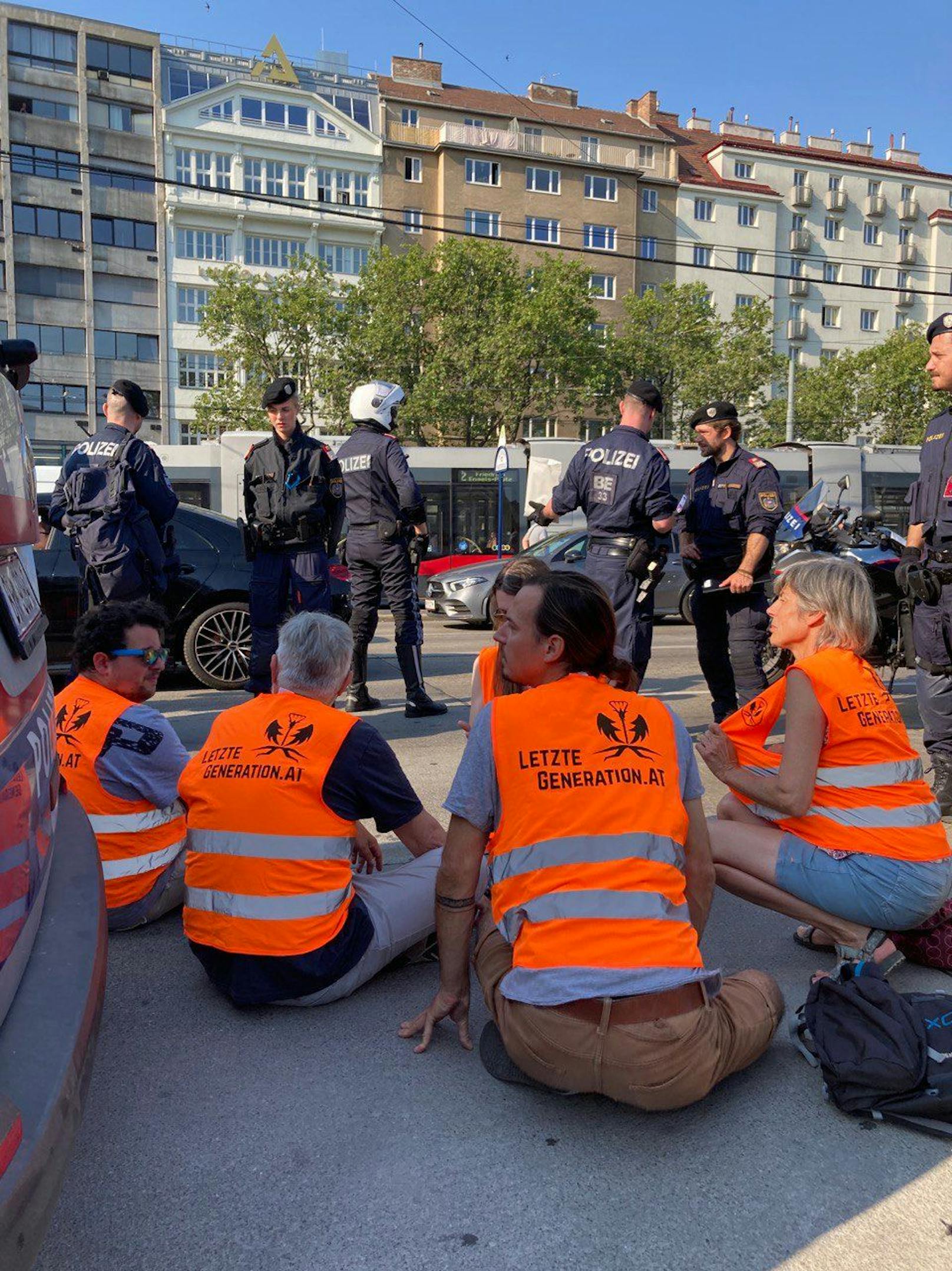 10. Juli 2023, Wien: Klima-Kleber der Letzten Generation haben den Morgenverkehr am Schwedenplatz ausgebremst.