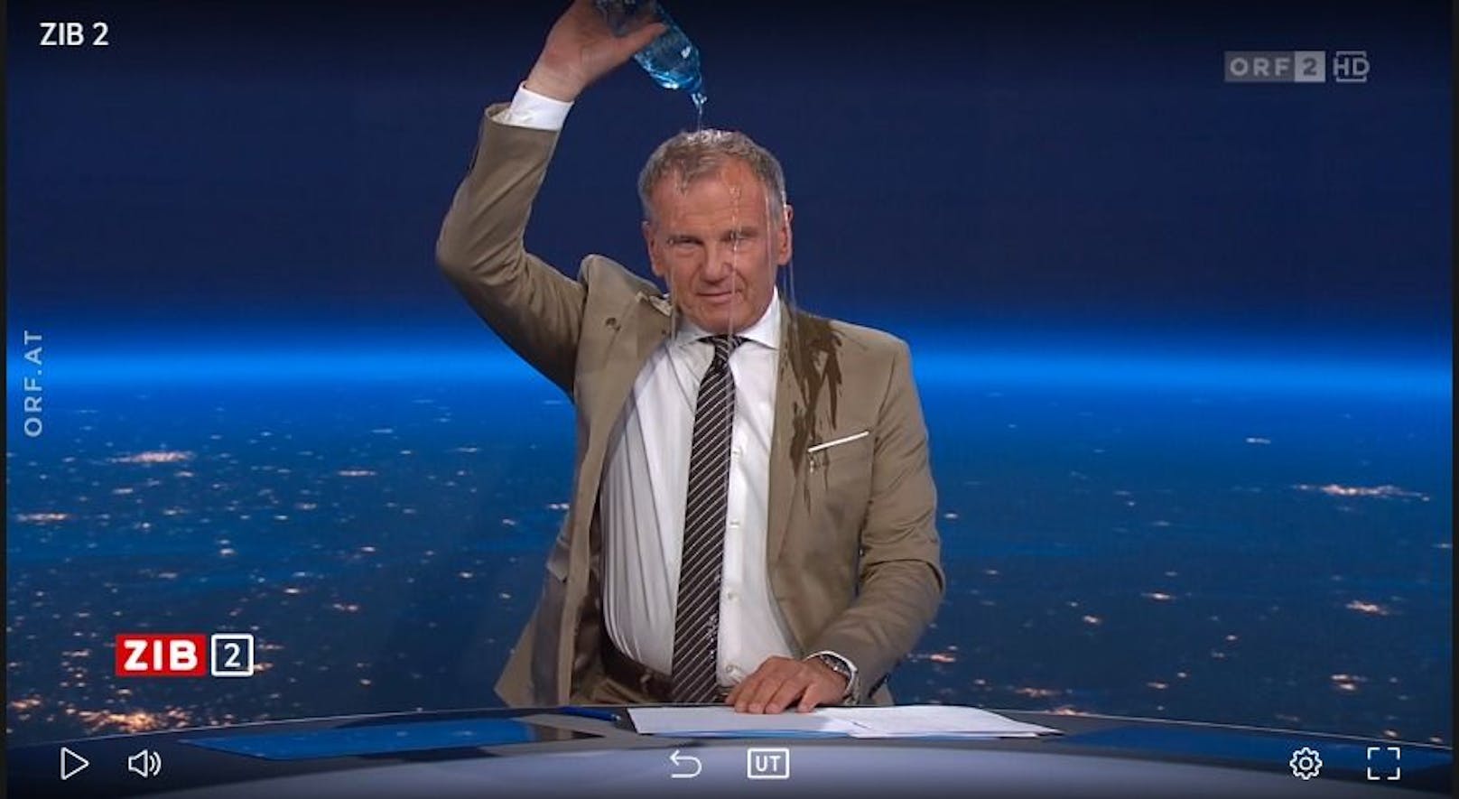 Armin Wolf kippt sich live im ORF Wasser über Kopf