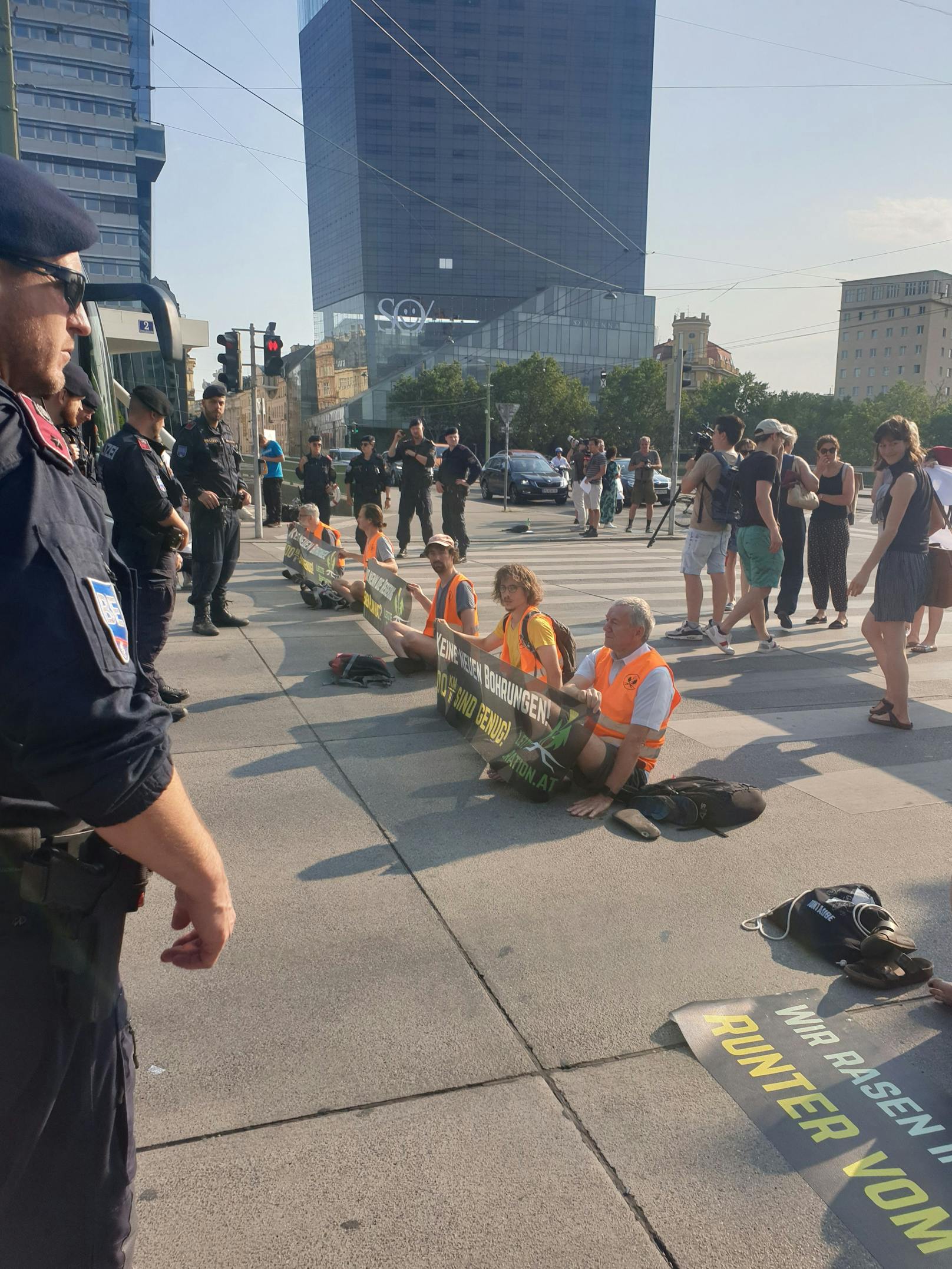 10. Juli 2023, Wien: Klima-Kleber der Letzten Generation haben den Morgenverkehr am Schwedenplatz ausgebremst.