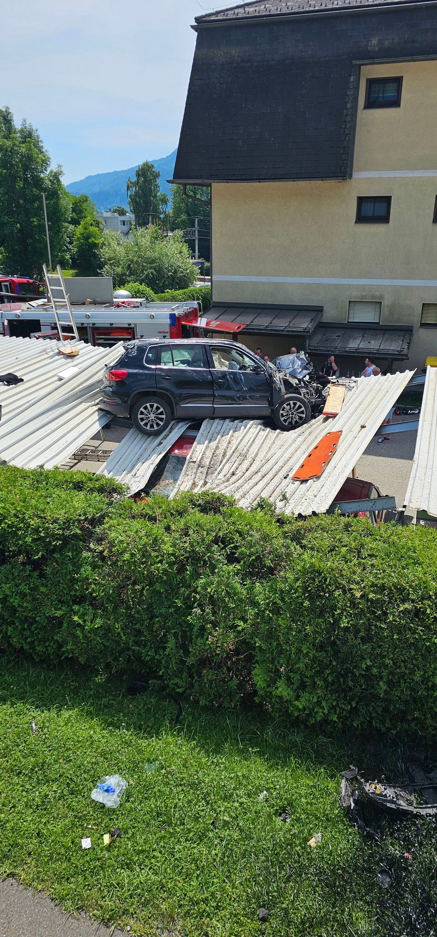 Auto Landet Nach Heftigem Crash Auf Dach Von Carport | Heute.at