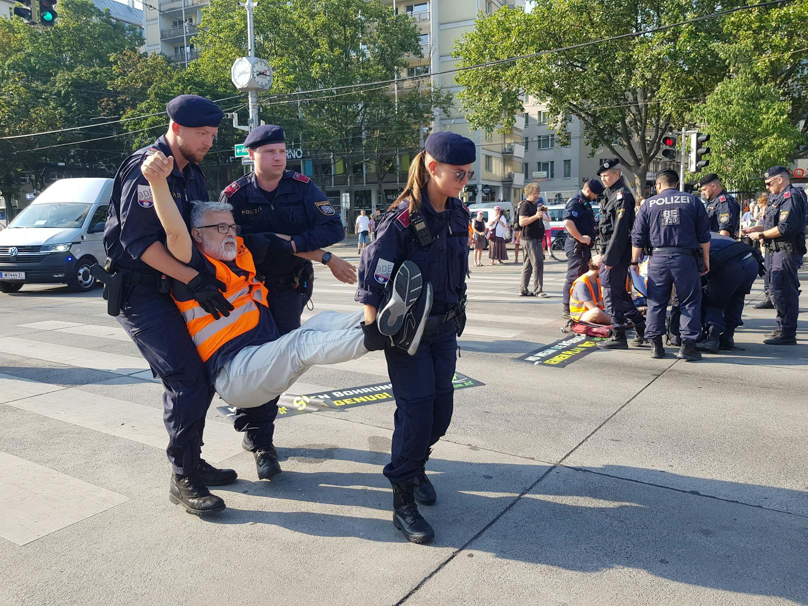 10. Juli 2023, Wien: Klima-Kleber der Letzten Generation haben den Morgenverkehr am Schwedenplatz ausgebremst.