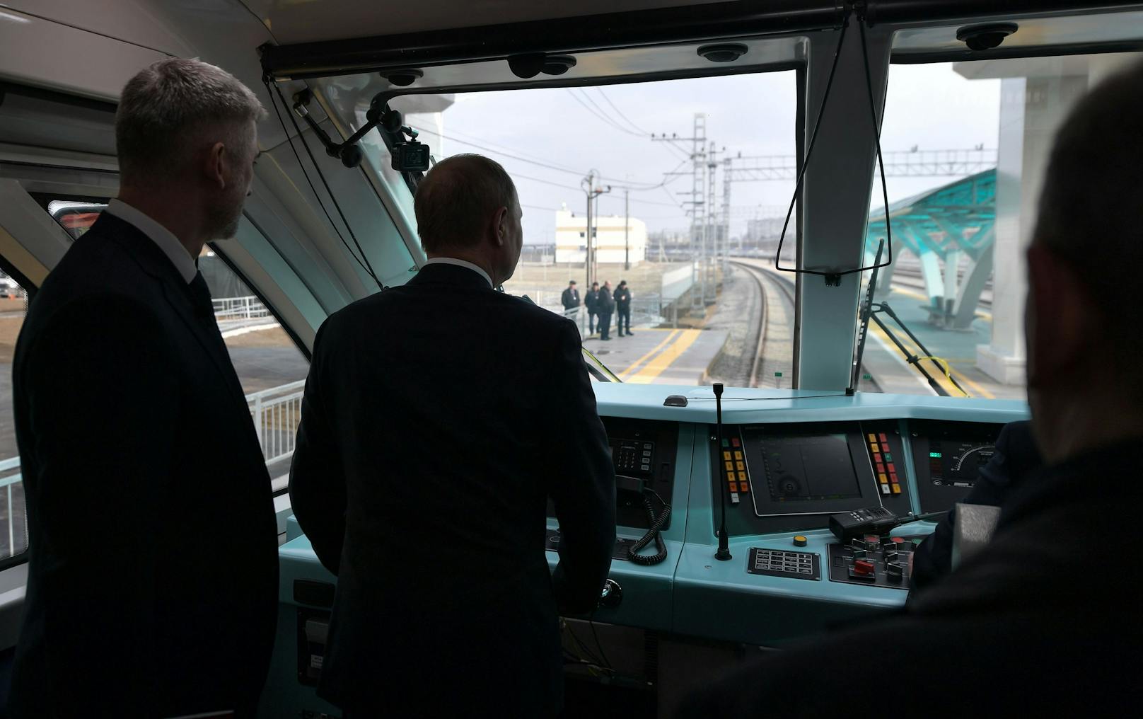 Damals posierte Putin sogar für Fotos aus dem Führerstand.