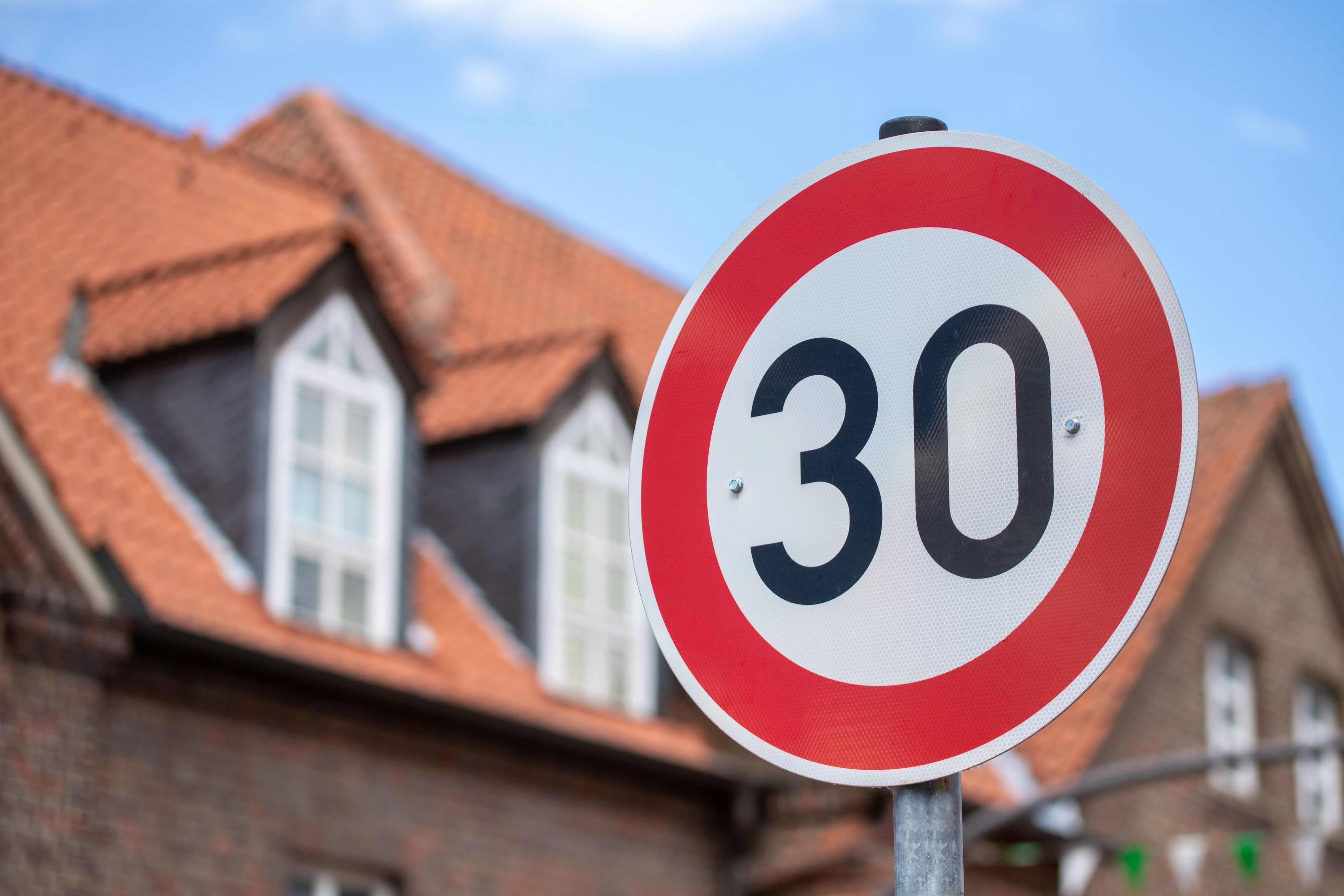 Die Wiener Grünen fordern eine Tempo-30-Zone vor allen Schulen und Kindergräten, um den Schulweg für Kinder sicherer zu gestalten.