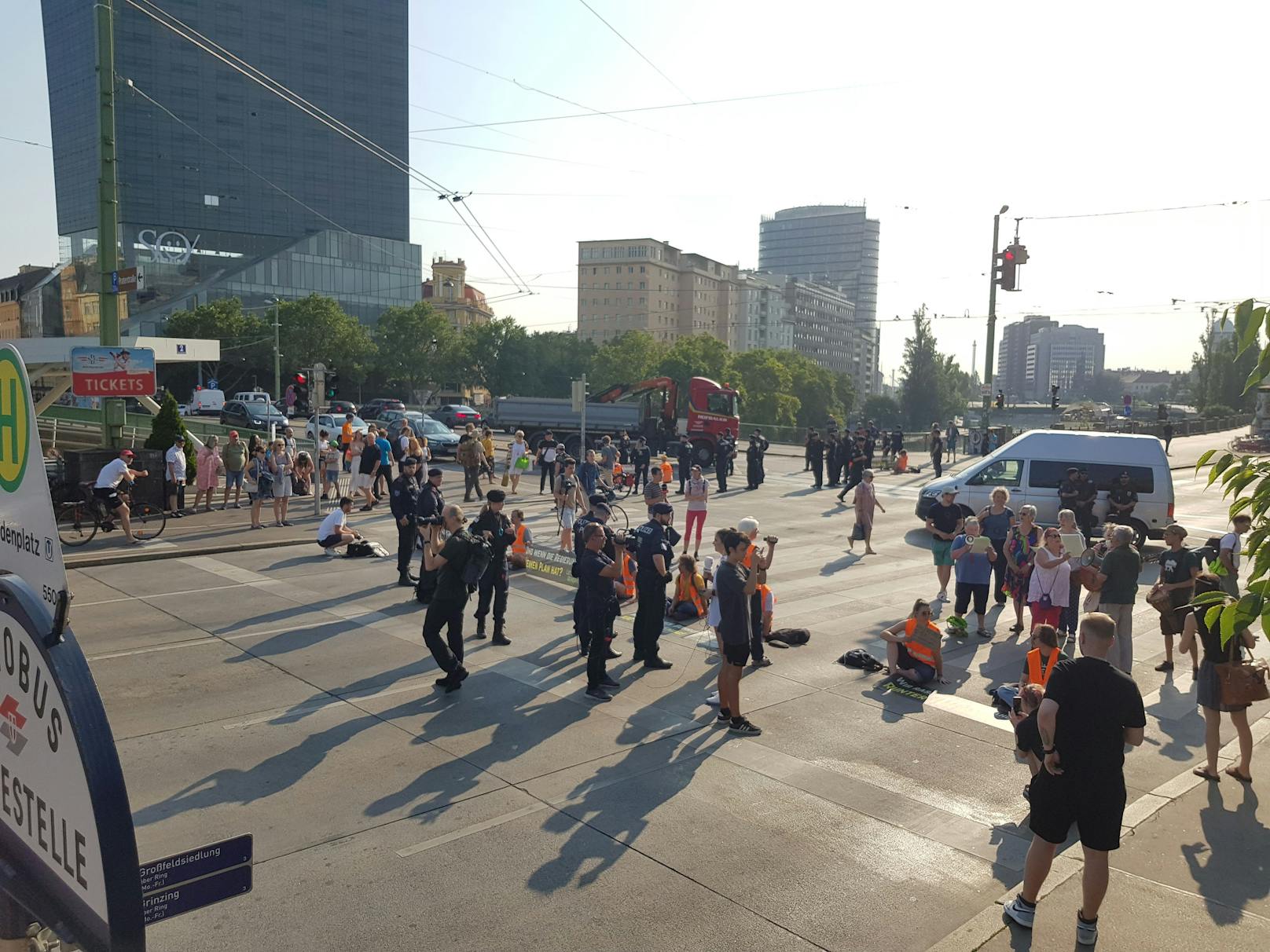 10. Juli 2023, Wien: Klima-Kleber der Letzten Generation haben den Morgenverkehr am Schwedenplatz ausgebremst.