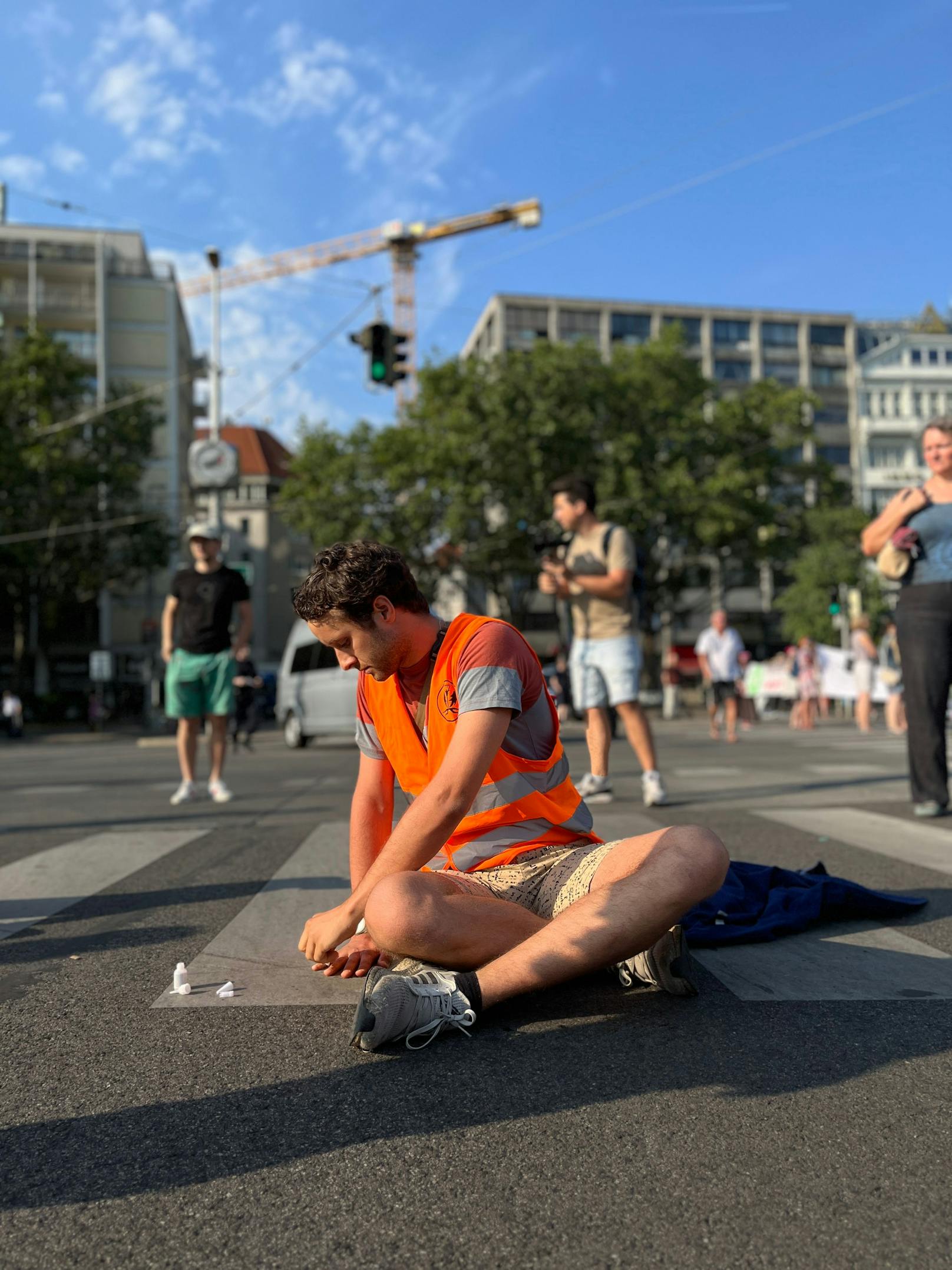 10. Juli 2023, Wien: Klima-Kleber der Letzten Generation haben den Morgenverkehr am Schwedenplatz ausgebremst.