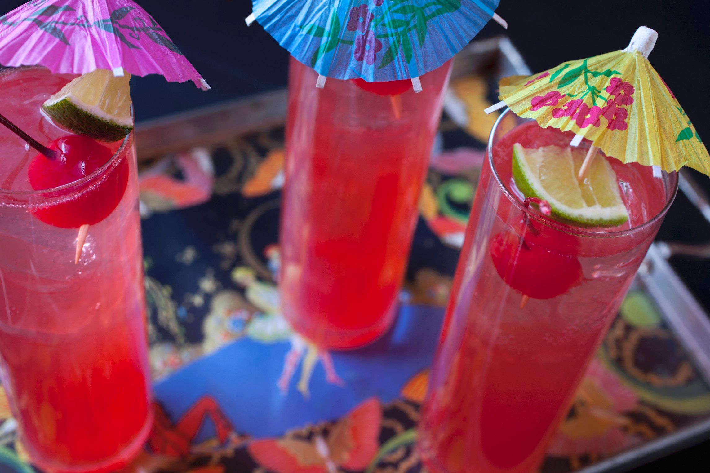 Download von www.picturedesk.com am 10.07.2023 (13:40).  Three Singapore Slings with paper umbrellas on a tray - 20150720_PD7406 - Rechteinfo: Royalty Free (RF)