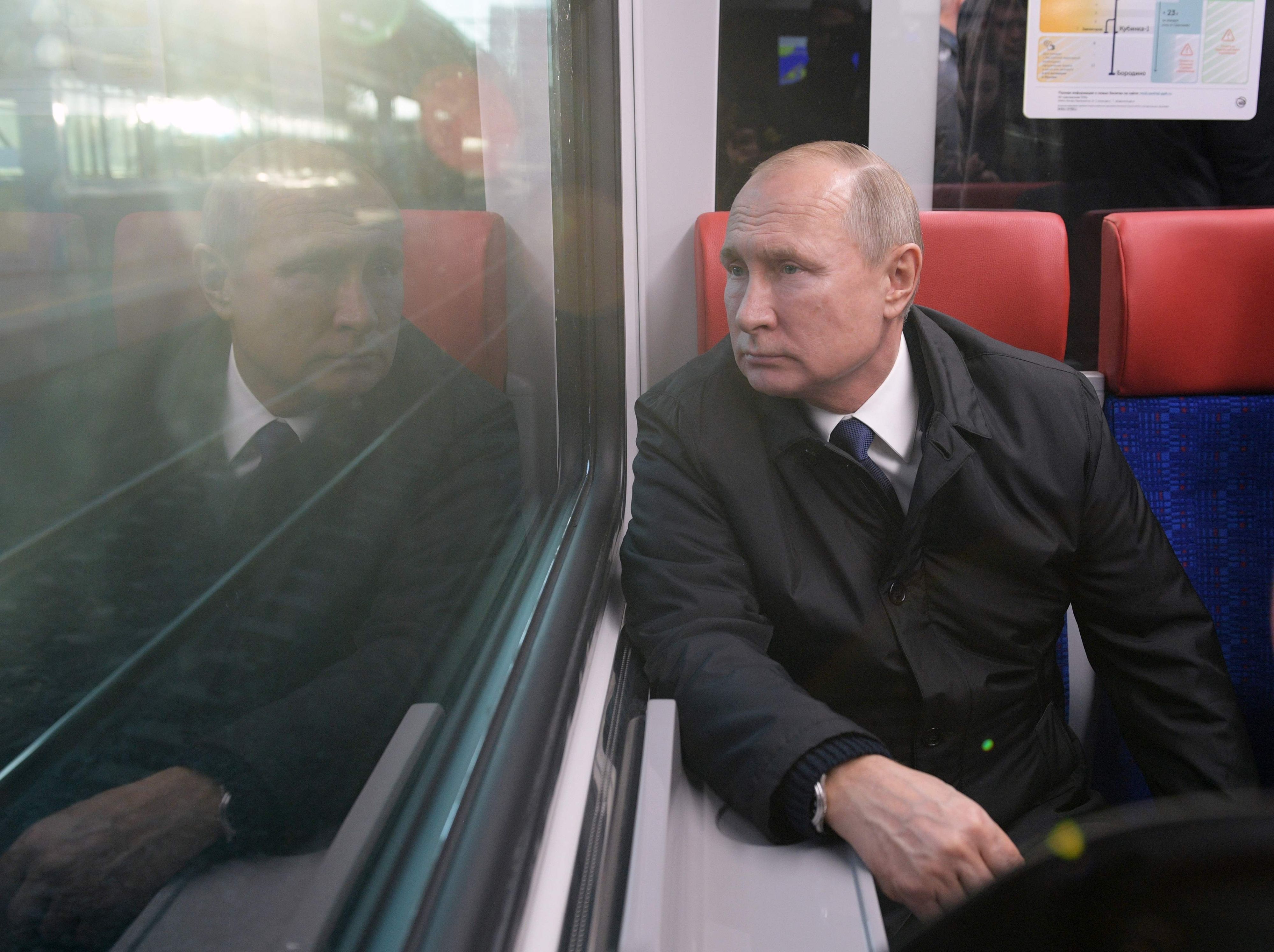 Download von www.picturedesk.com am 10.07.2023 (12:00).  Russian President Vladimir Putin rides in a train carriage as he takes part in a ceremony inaugurating the new public transportation network in Moscow on November 21, 2019. - Moscow on November 21, 2019 unveiled the latest addition to its sprawling public transportation system, aiming to rival the suburban rail links of Paris and Berlin and divert commuters away from cars. Called Moscow Central Diameters, the network reaches suburban towns in the Moscow region mainly using the existing railways but upgrading the trains and claiming to provide a more convenient and cheaper service. The first two links launching on Thursday connect suburbs west of Moscow to towns in the south and north, passing through Moscow's central train stations. (Photo by Alexey DRUZHININ / SPUTNIK / AFP) - 20191121_PD4778 - Rechteinfo: Rights Managed (RM) Nur für redaktionelle Nutzung! Werbliche Nutzung erfordert Freigabe: bitte schicken Sie uns eine Anfrage.