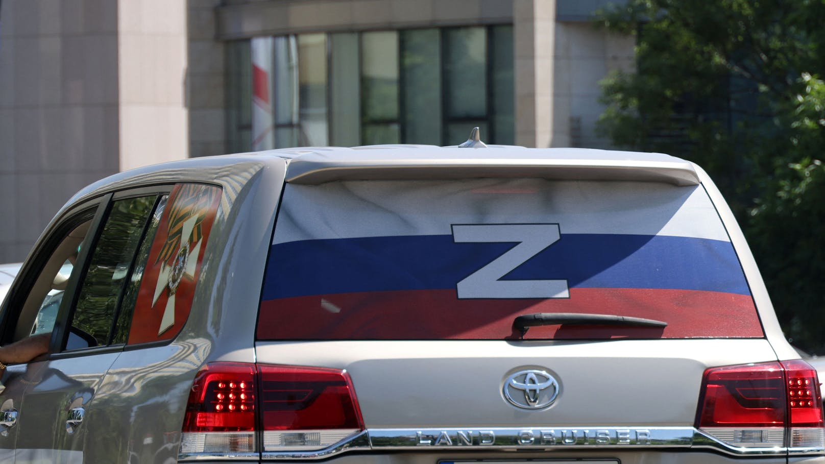 Auto mit dem russischen "Z-Symbol"
