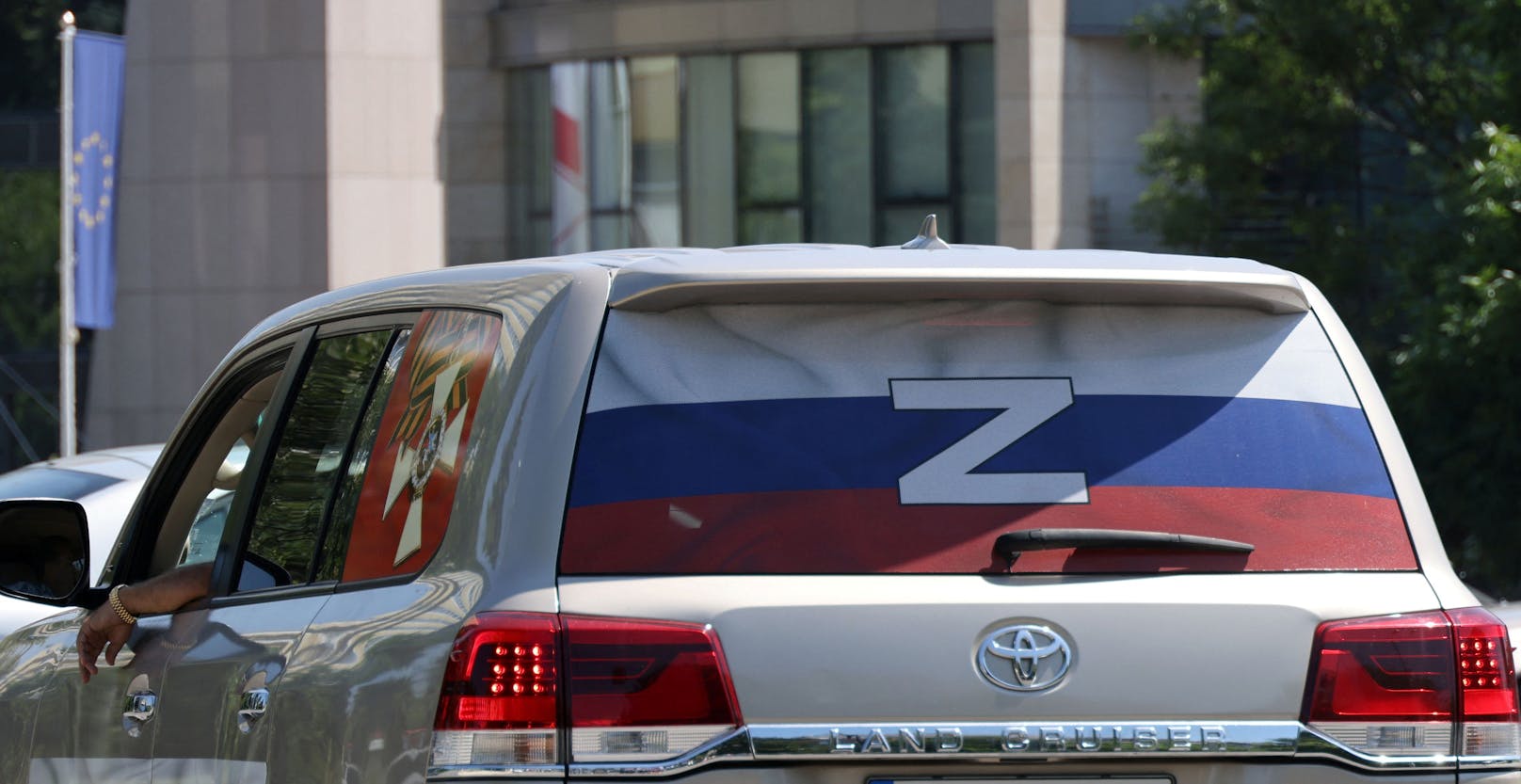 Ukrainische Autos mit Kriegssymbol in Wien beschmiert