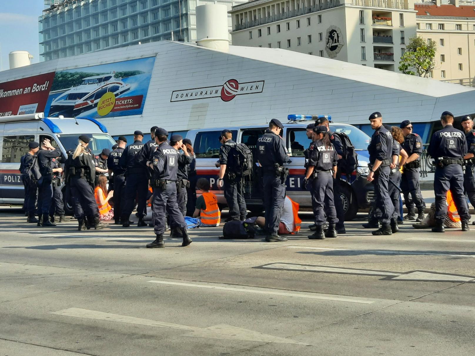 10. Juli 2023, Wien: Klima-Kleber der Letzten Generation haben den Morgenverkehr am Schwedenplatz ausgebremst.