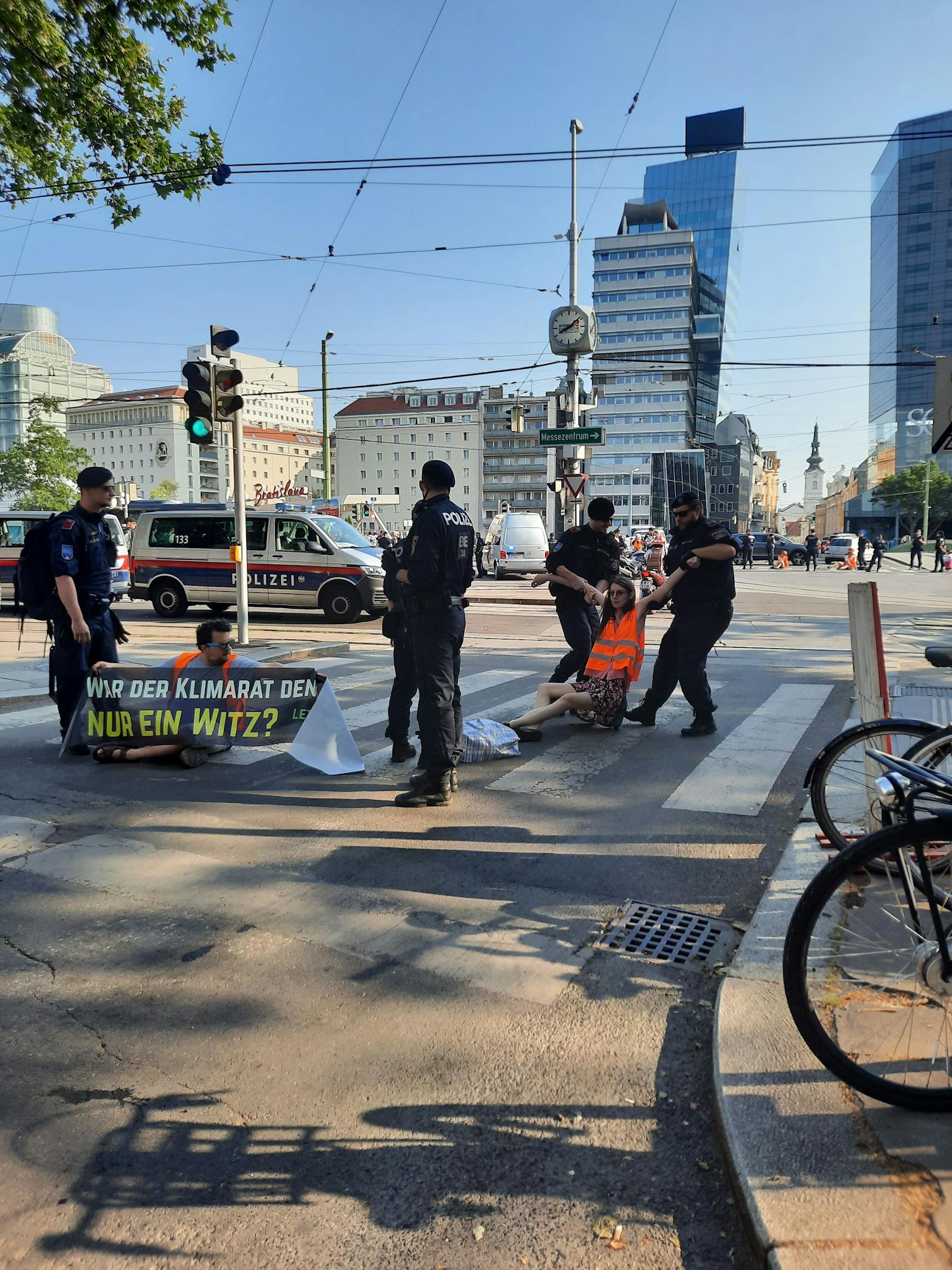 10. Juli 2023, Wien: Klima-Kleber der Letzten Generation haben den Morgenverkehr am Schwedenplatz ausgebremst.