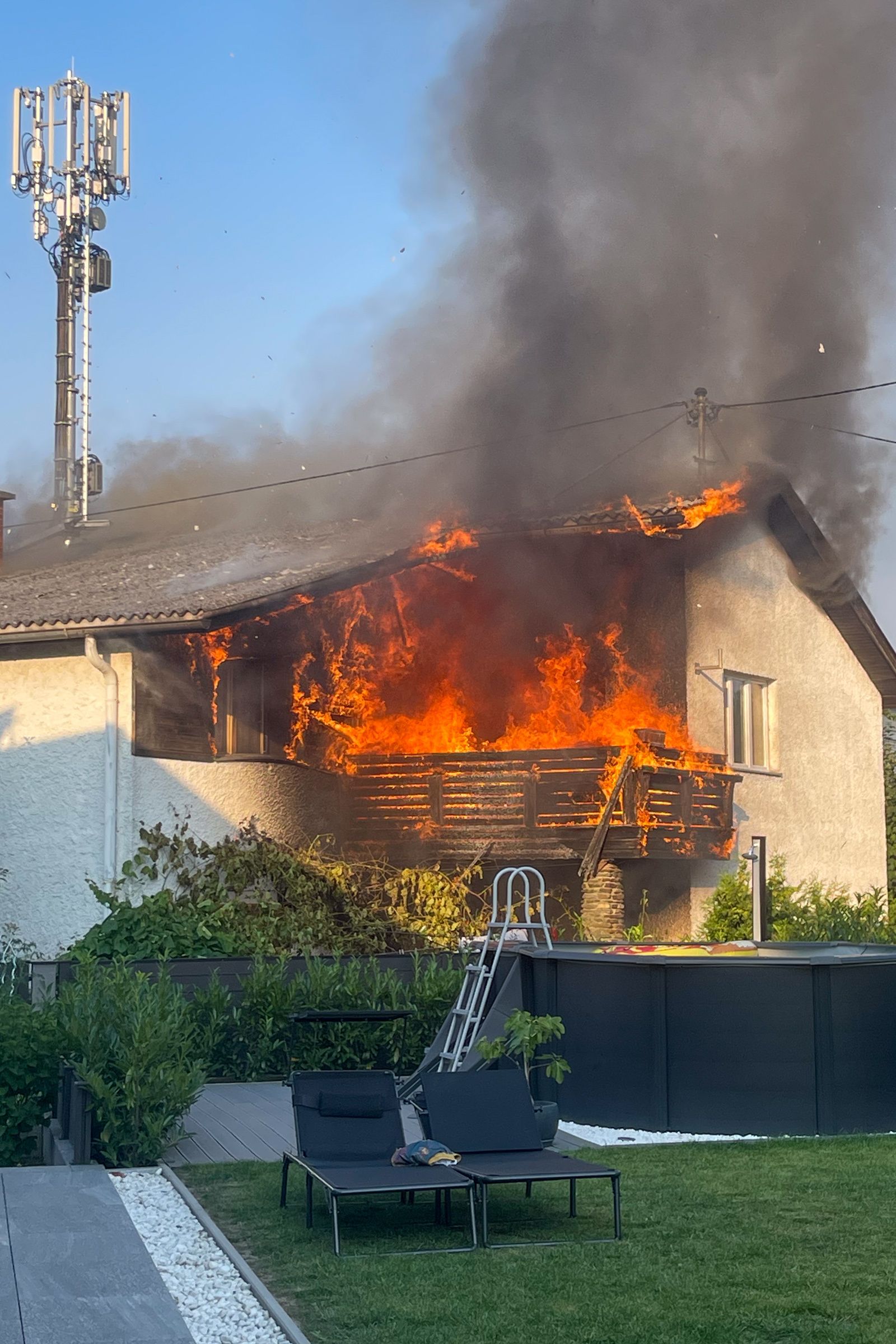 Der Brand Sonntagabend griff rasch auf das Dach über, die Feuerwehr konnte nicht sofort zum Einsatzort fahren.