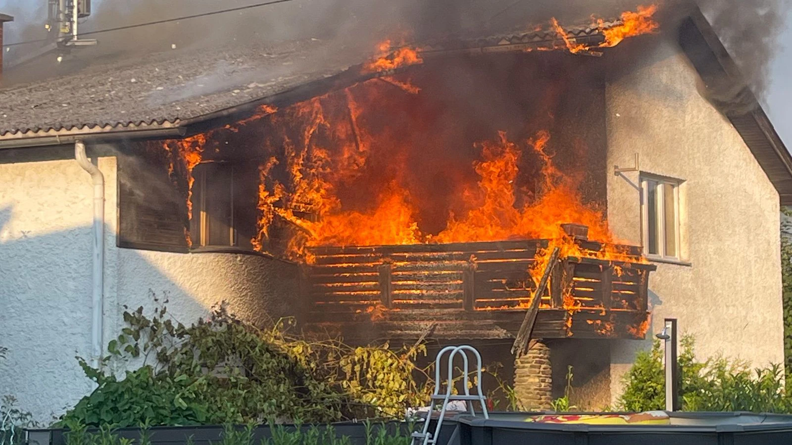 Der Brand Sonntagabend griff rasch auf das Dach über, die Feuerwehr konnte nicht sofort zum Einsatzort fahren.