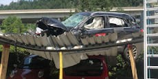 Auto landet nach heftigem Crash auf Dach von Carport
