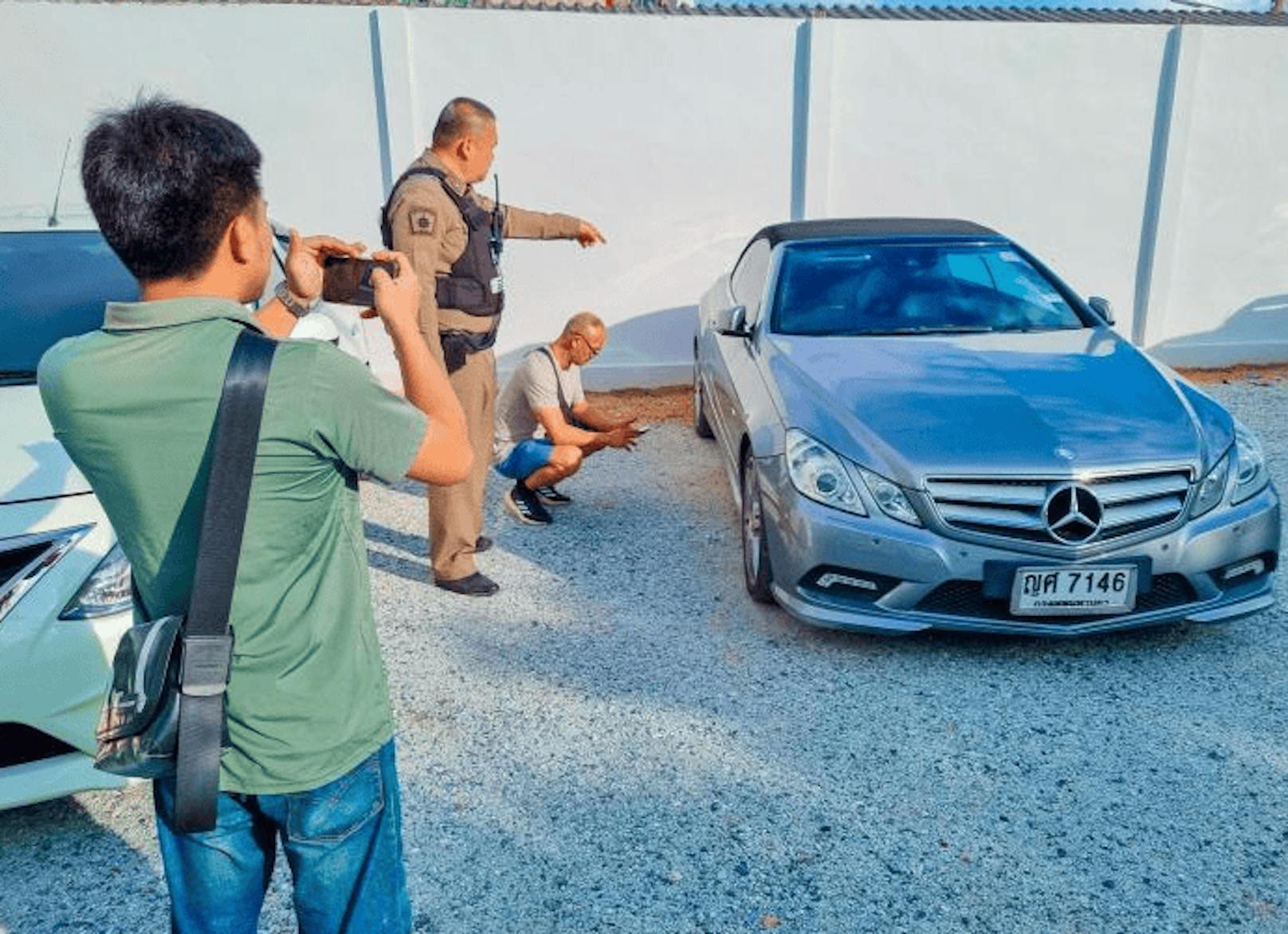 Auf dem Parkplatz eines Supermarktes im Norden Pattayas wurde das silberfarbene Mercedes-Benz E350 Coupé von Hans M. entdeckt.