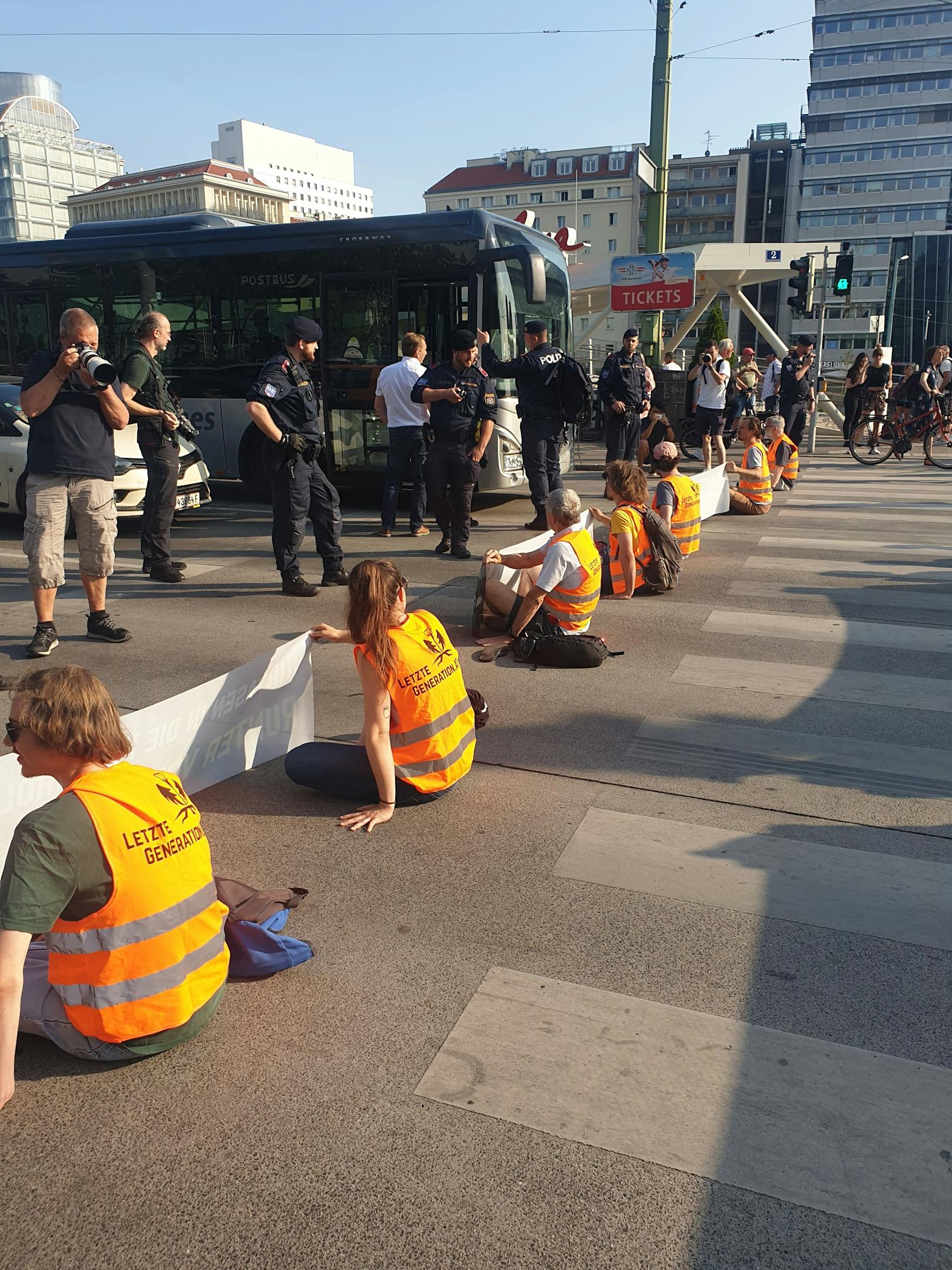 10. Juli 2023, Wien: Klima-Kleber der Letzten Generation haben den Morgenverkehr am Schwedenplatz ausgebremst.