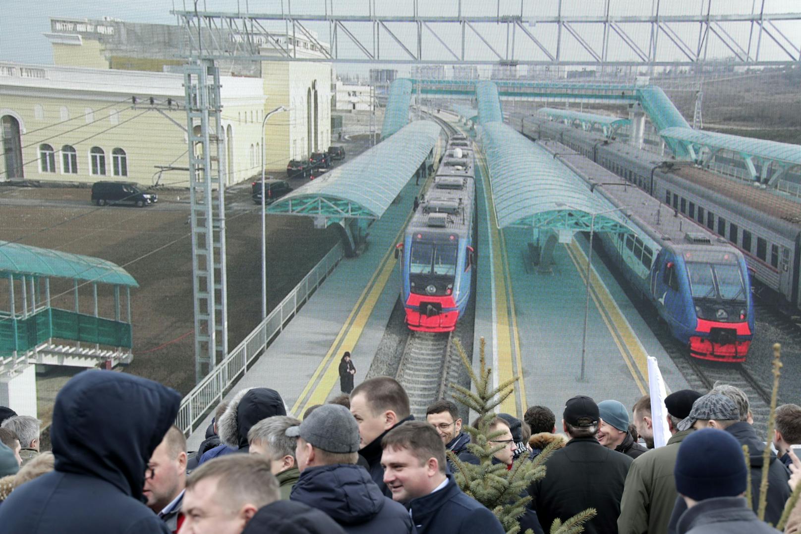 Zu sehen auch hier auf diesem Foto aus 2019: Putins Panzer-Zug (l) wurde offenbar für die Jungfernfahrt über die Krim-Brücke eine dort übliche Lok vorgespannt.