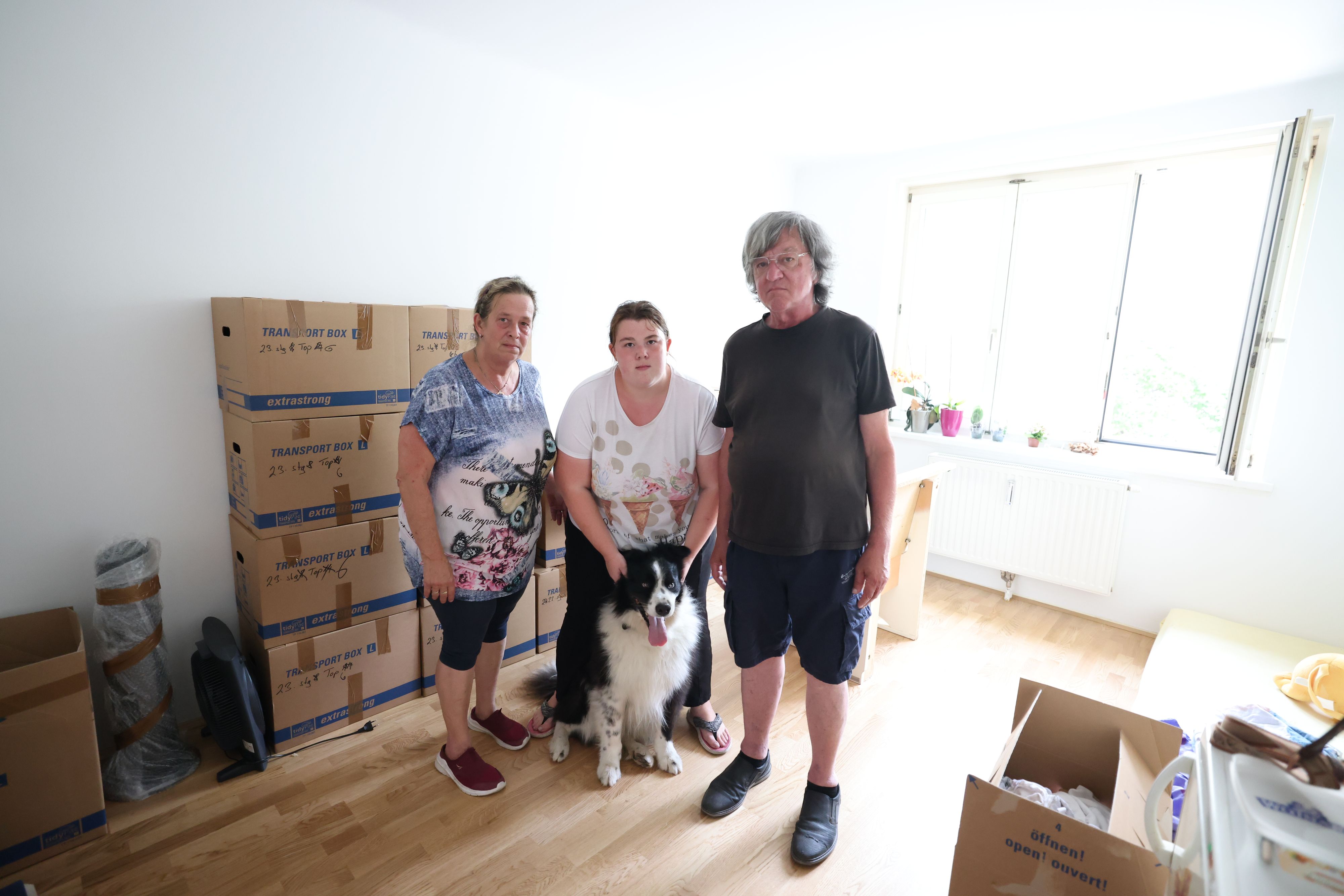 Gabriela S. musste ihre Wohnung mit Mann, Enkelin und Hund verlassen. 