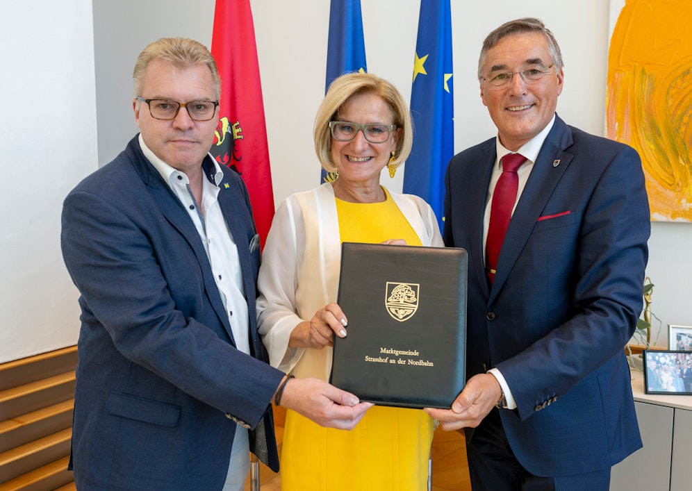 „Grünes Licht“ für Stadterhebung: Landeshauptfrau Johanna Mikl-Leitner mit dem Bürgermeister von Strasshof Ludwig Deltl (r.) und GGR Achim Wörner (l.)