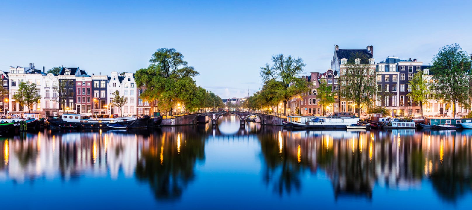 <strong>Platz 8: Amsterdam, Niederlande!</strong> Mehr als 900.000 Menschen leben in der beliebten Fahrradstadt mit den vielen Brücken und den engen Gassen, im Sommer überwiegt trotzdem die Zahl der Besucher. Für einen Einwohner tummeln sich 12,1 Urlauber in der Stadt – und sorgen damit für überfüllte Straßen. Und langen Schlangen vor beliebten Museen.