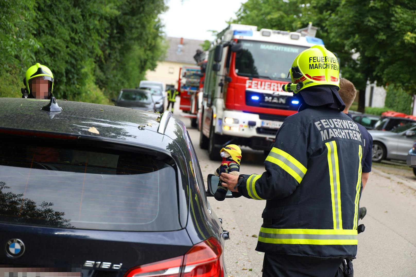 Ein erst elf Monate altes Kind war in Marchtrenk (Bez. Wels-Land) im Auto eingeschlossen. Die Feuerwehr beruhigte es mit Traumabär "Konrad".