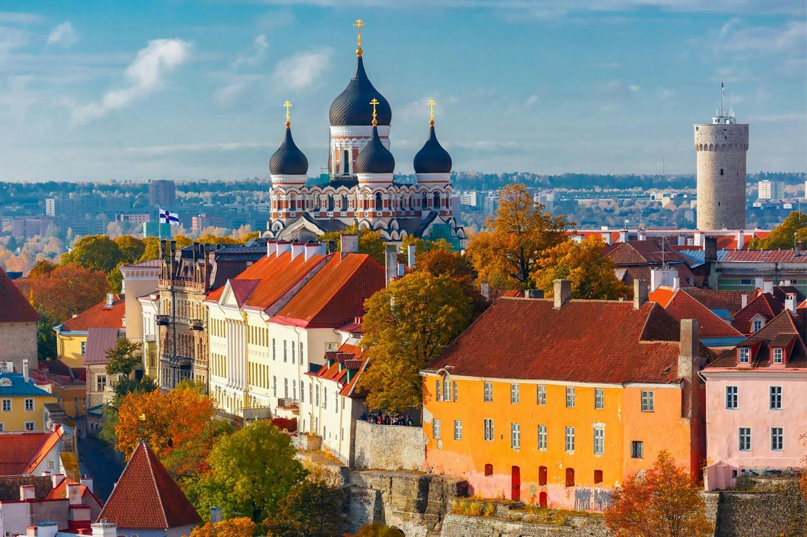 <strong>Platz 10: Tallinn, Estland!</strong> Pro Einwohner kommen in den Sommermonaten bis zu 9,6 Urlauber in die Hauptstadt Estlands, um das historische Zentrum des Landes mit seinen kleinen Gassen und heimeligen Cafés direkt an der Ostsee zu erkunden.