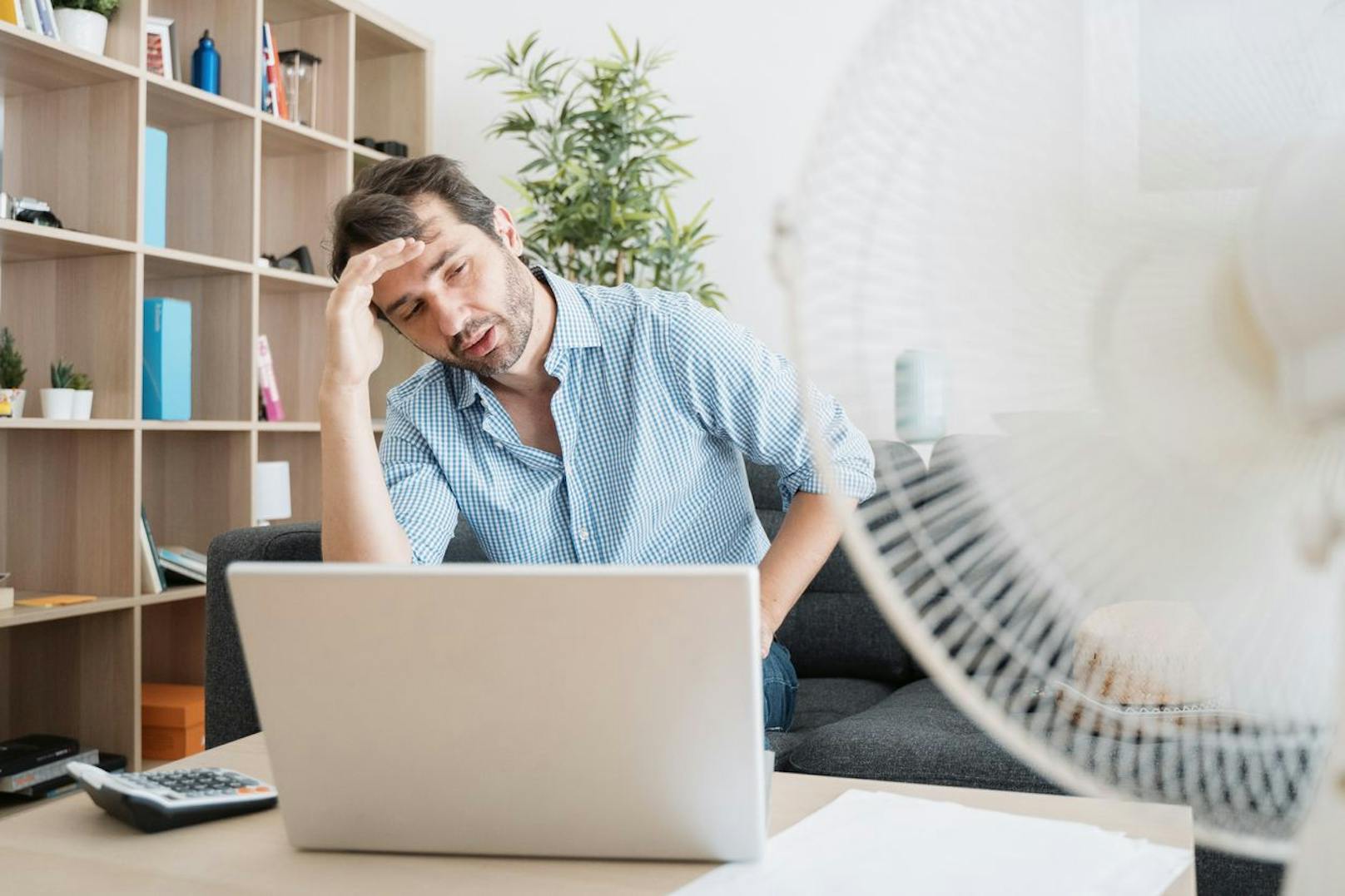 Wie du zu Hause arbeitest und wie heiß es in deiner Wohnung ist, kann dein Arbeitgeber nicht beeinflussen. Hier musst du Maßnahmen setzen, um das Arbeiten möglich zu machen.